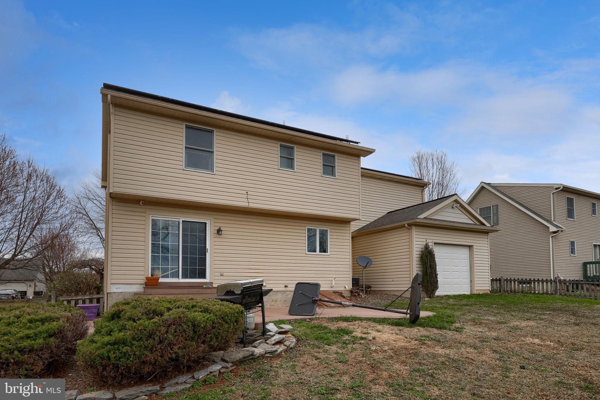 VILLAGE HOLLOW - Residential