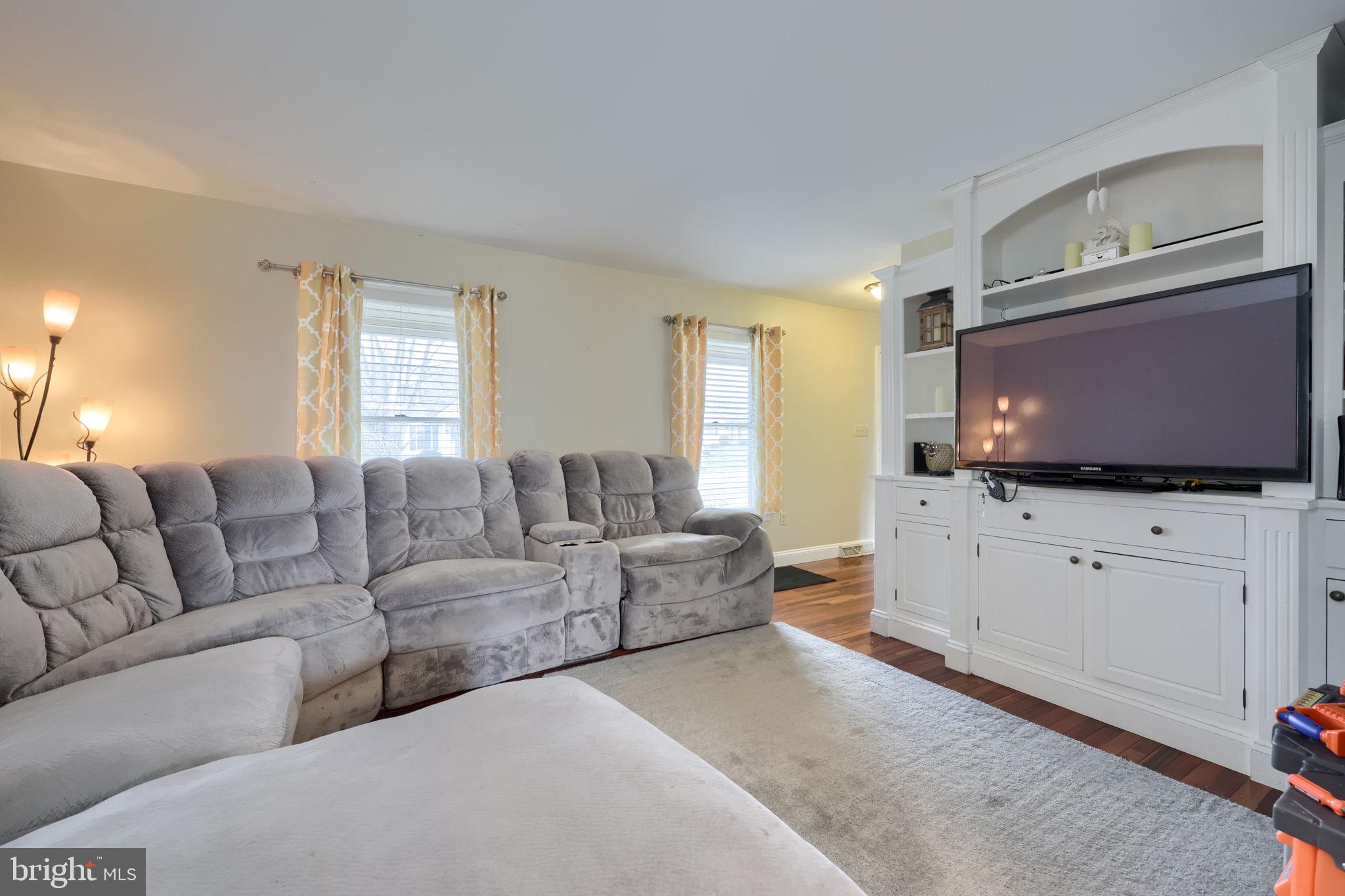 VILLAGE HOLLOW - Residential