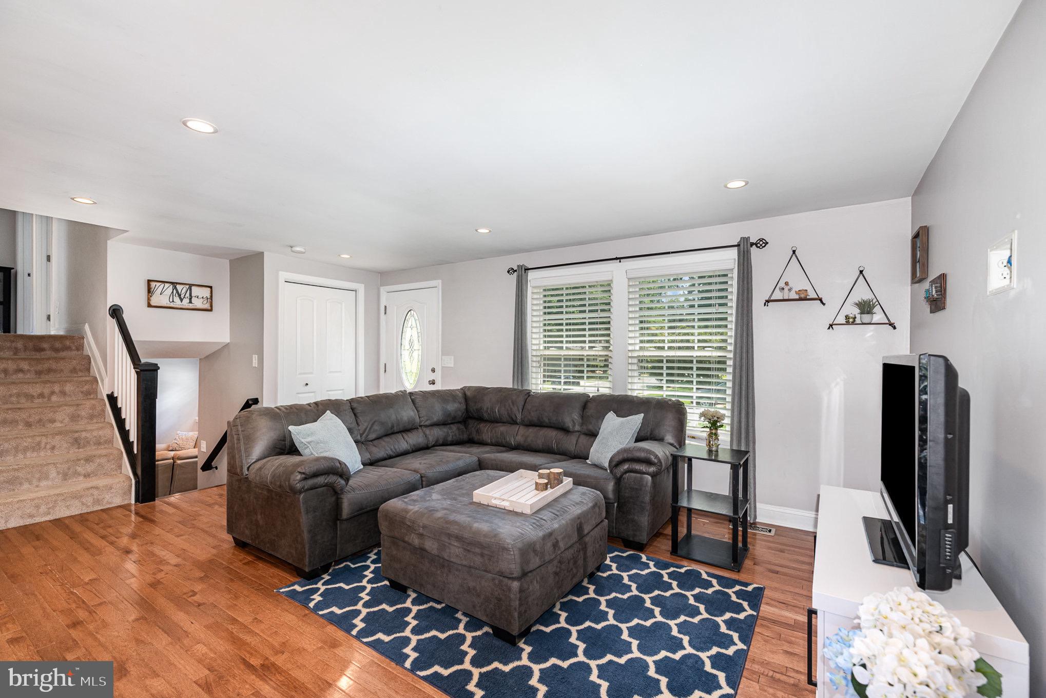2709 LAUREL VALLEY GARTH