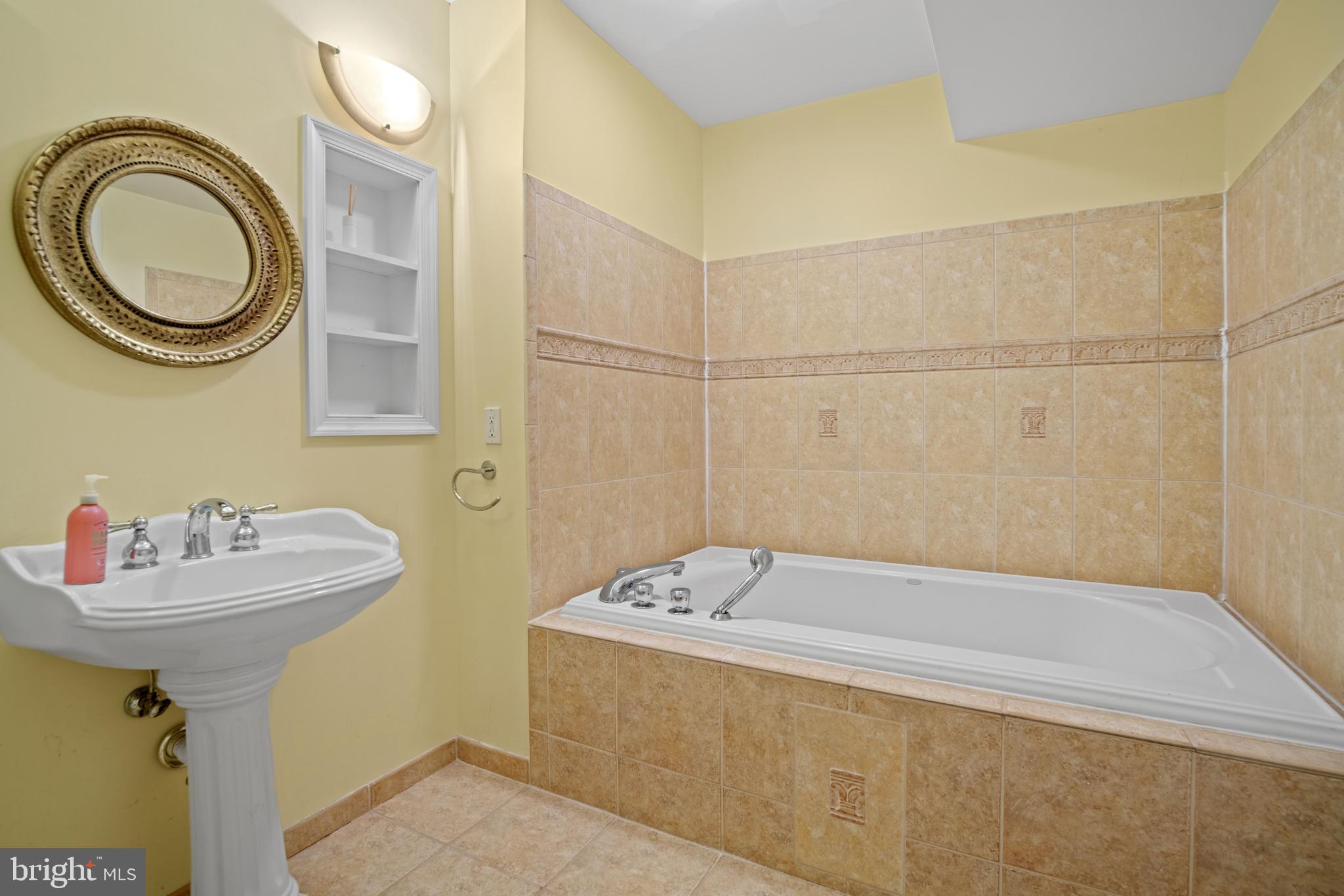 QUINCE ORCHARD KNOLLS - Residential