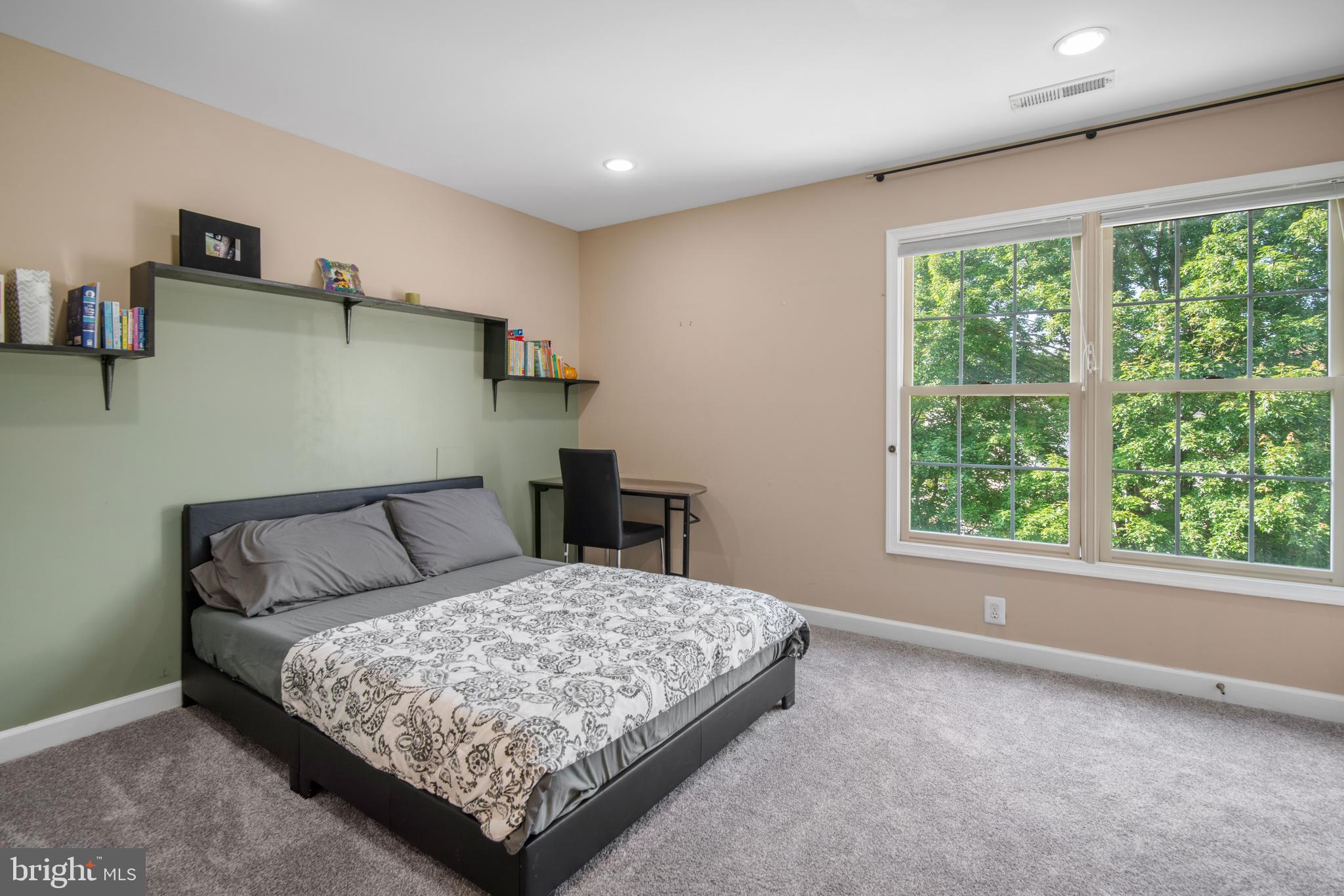 QUINCE ORCHARD KNOLLS - Residential