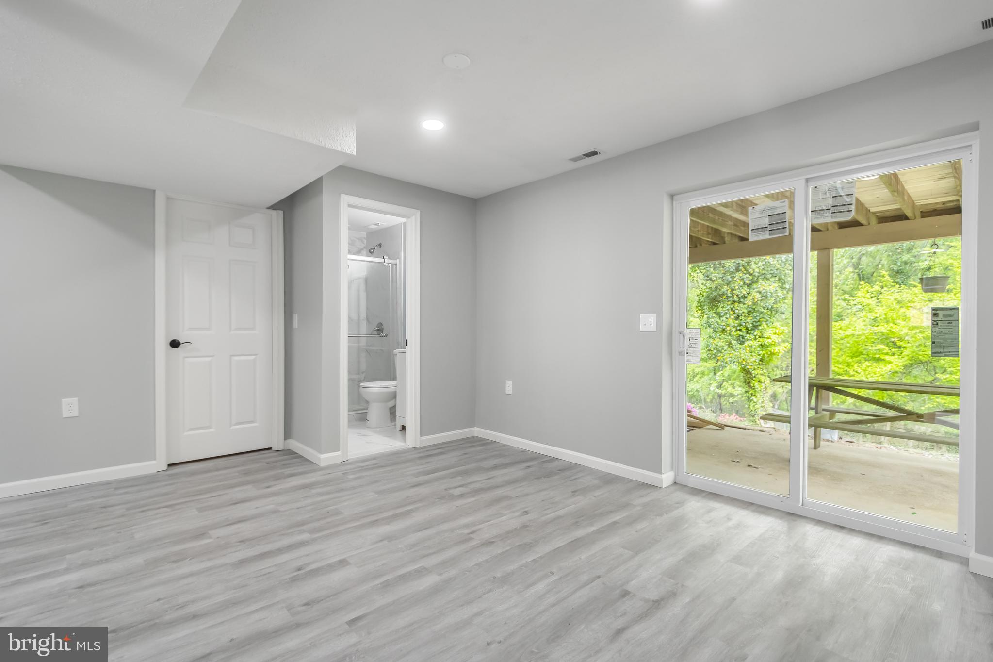 WHISPERING WOODS - Residential