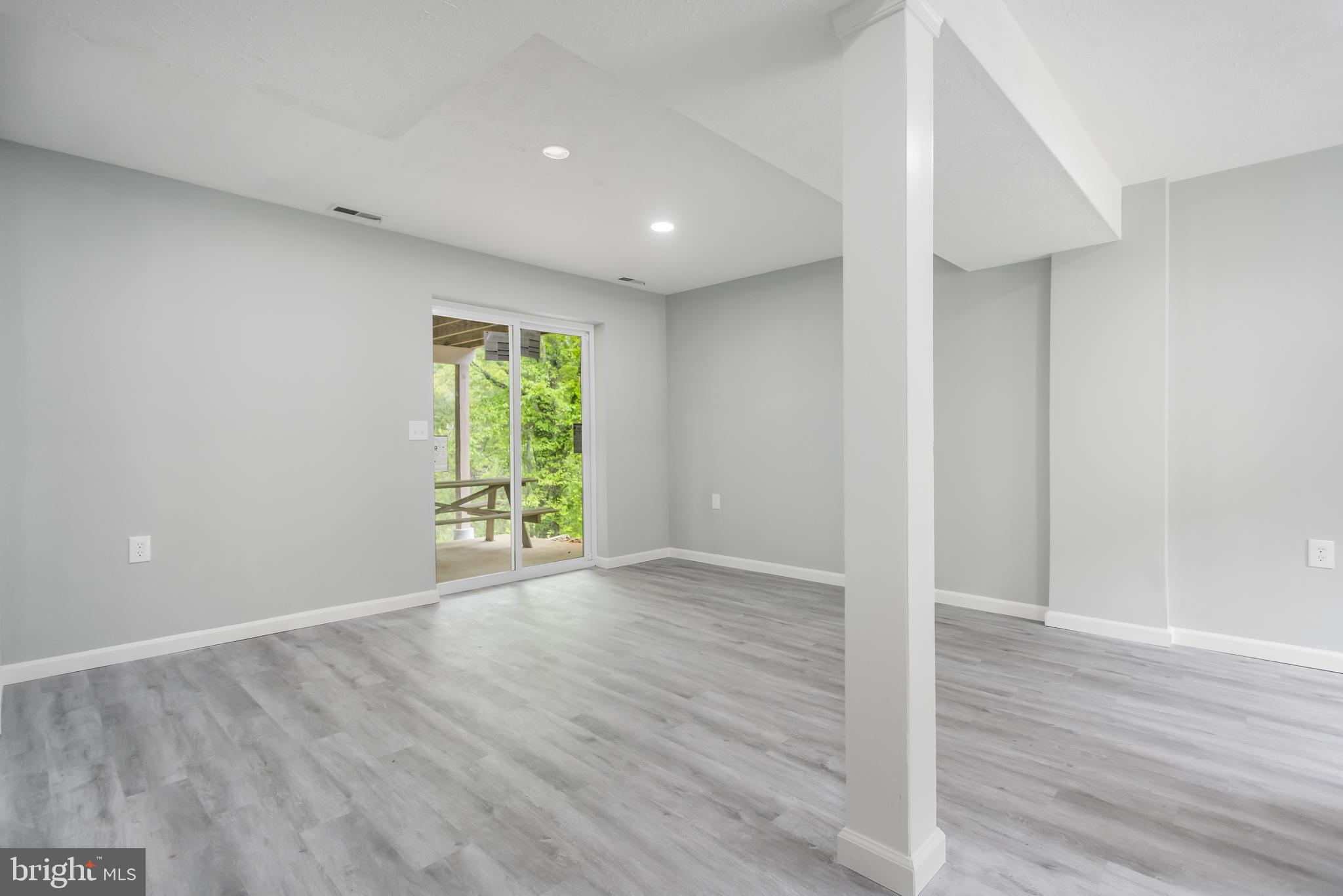 WHISPERING WOODS - Residential