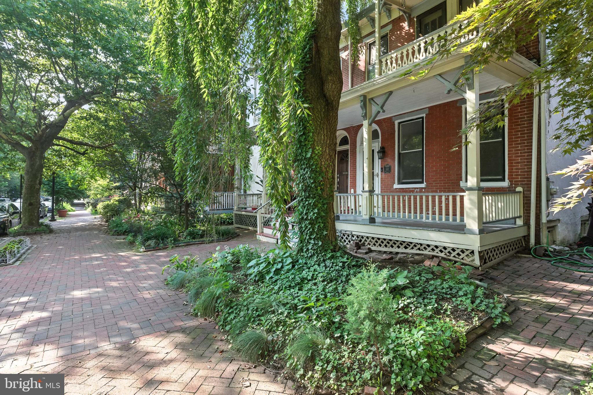 818 W 10TH STREET