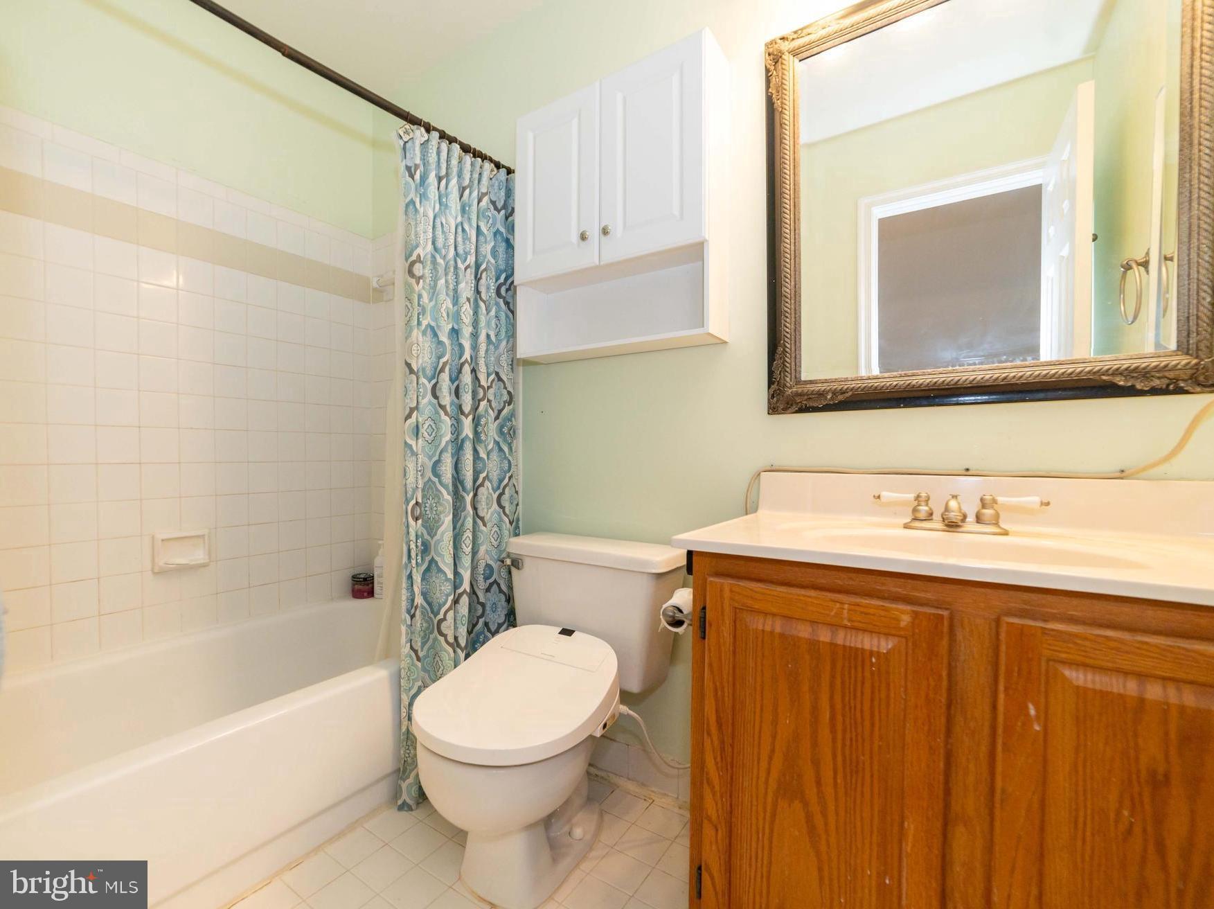 CENTER TERRACE - Residential Lease