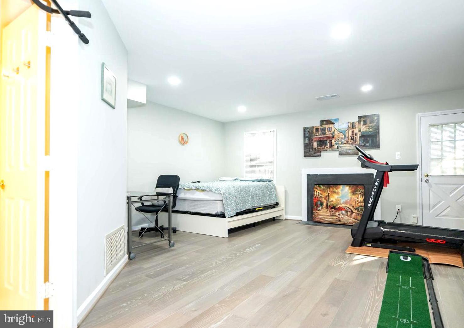 CENTER TERRACE - Residential Lease