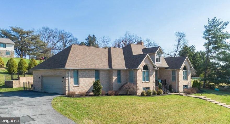 All brick rancher located in a central area of Waynesboro.  Additional pictures available Wednesday. 
Till just call for a preview of the home.