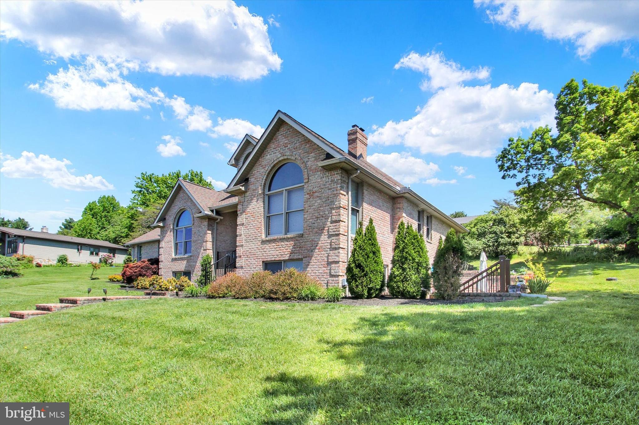 605 VISTA COURT
