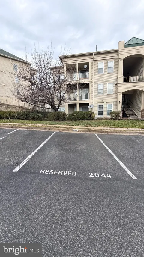 1061 Gardenview Loop Unit 204, Woodbridge, VA MLS: VAPW2113454