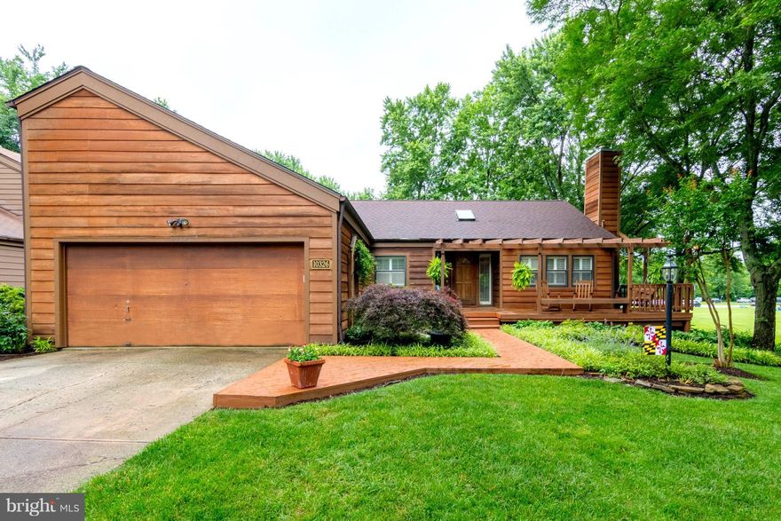 Beautiful contemporary home in sought after Clemens Crossing. Perfectly situated on a premium lot. CC elem field, pool, paths, playground... just steps away. 2800+fin sqft, unique open floor plan, plantation shutters, hardwd flrs, sunken living rm w/FP, kitchen w/granite/42"cabinets. Finished walk-out bsmt w/2 bdrms/full bath, rec rm, laundry/storage. Front porch, rear deck great for entertaining