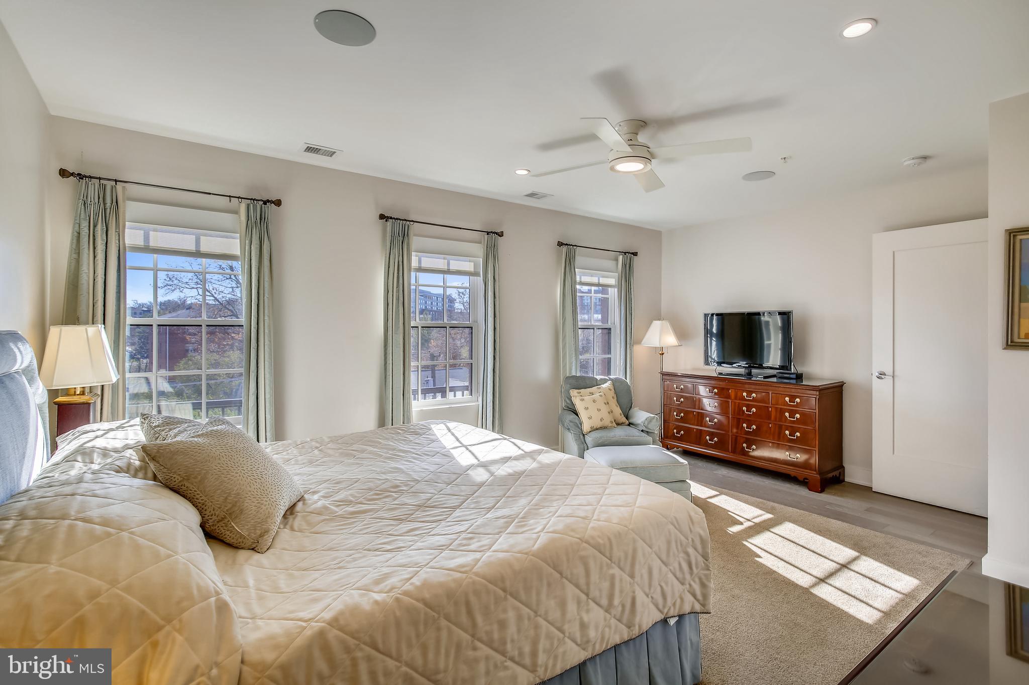 THE SELECT AT GASLIGHT SQUARE - Residential