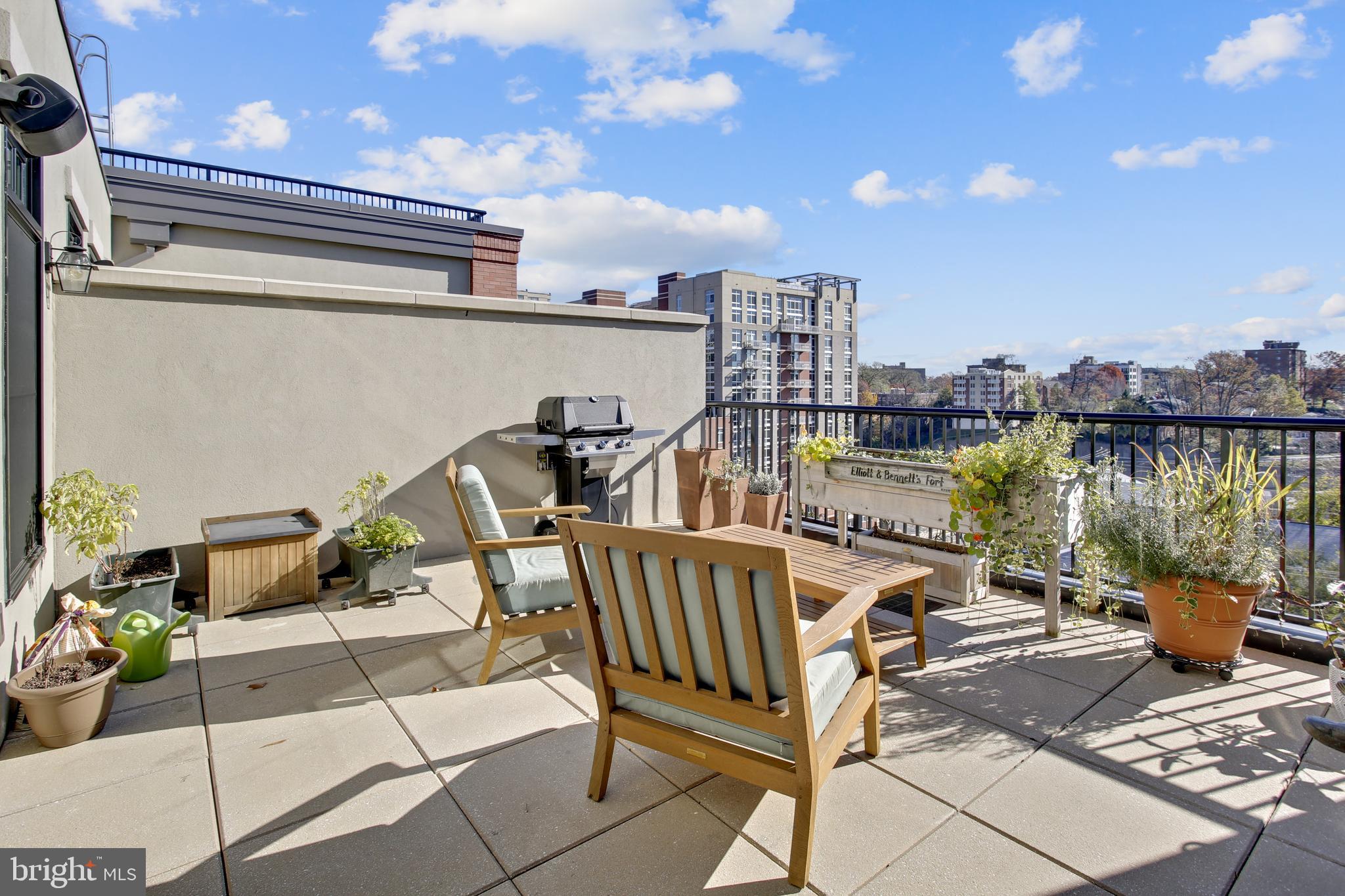 THE SELECT AT GASLIGHT SQUARE - Residential