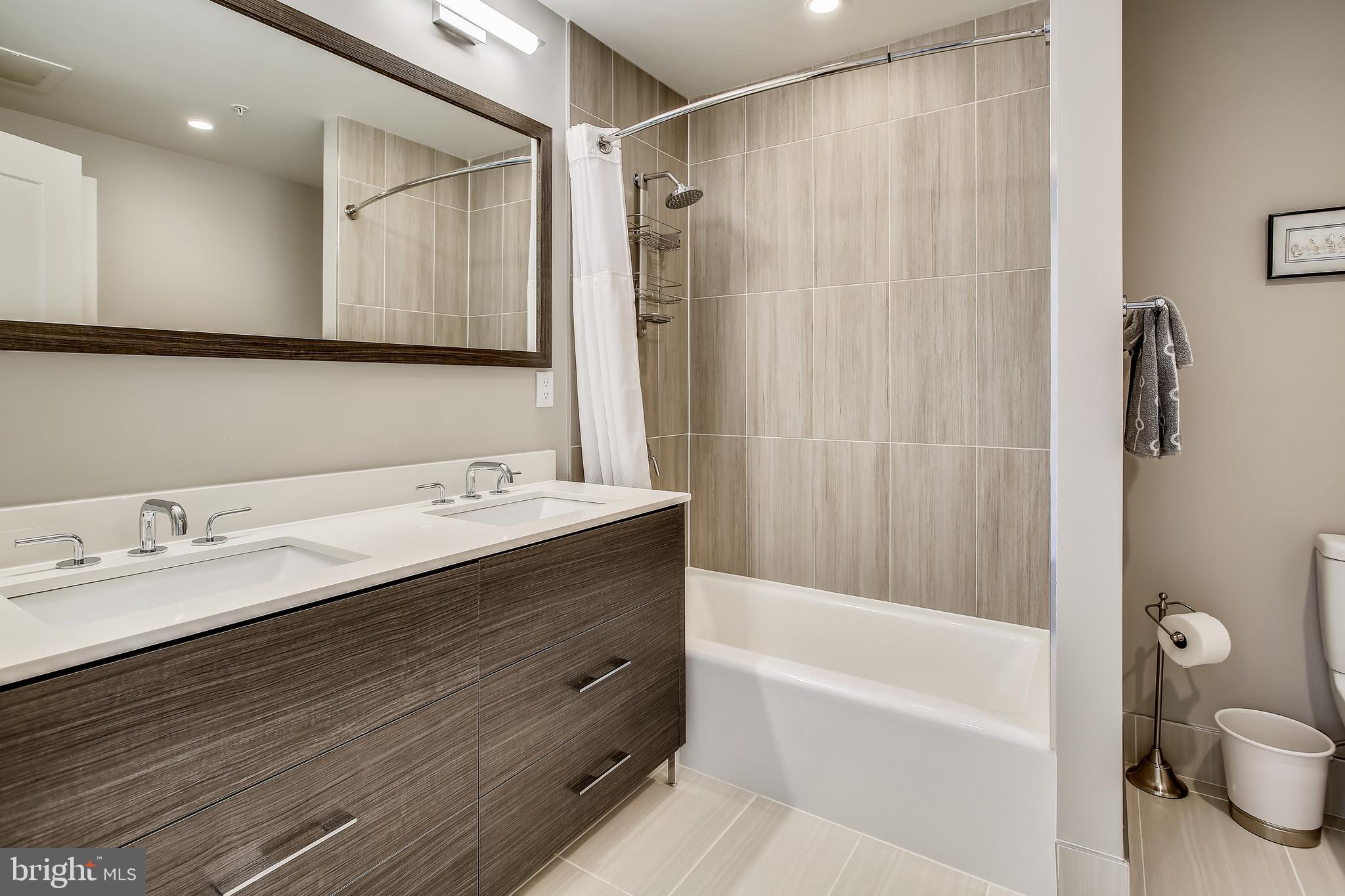 THE SELECT AT GASLIGHT SQUARE - Residential