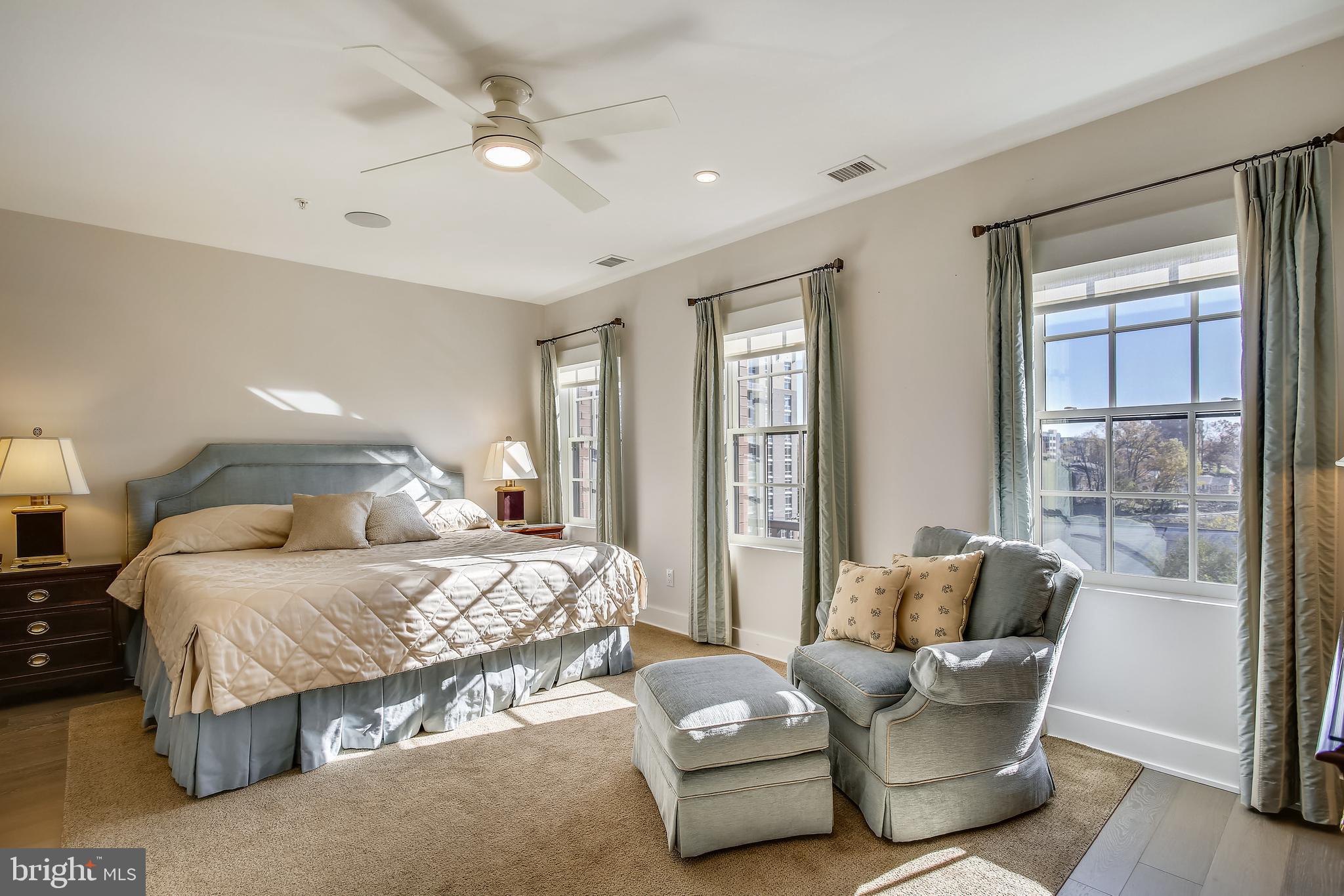 THE SELECT AT GASLIGHT SQUARE - Residential