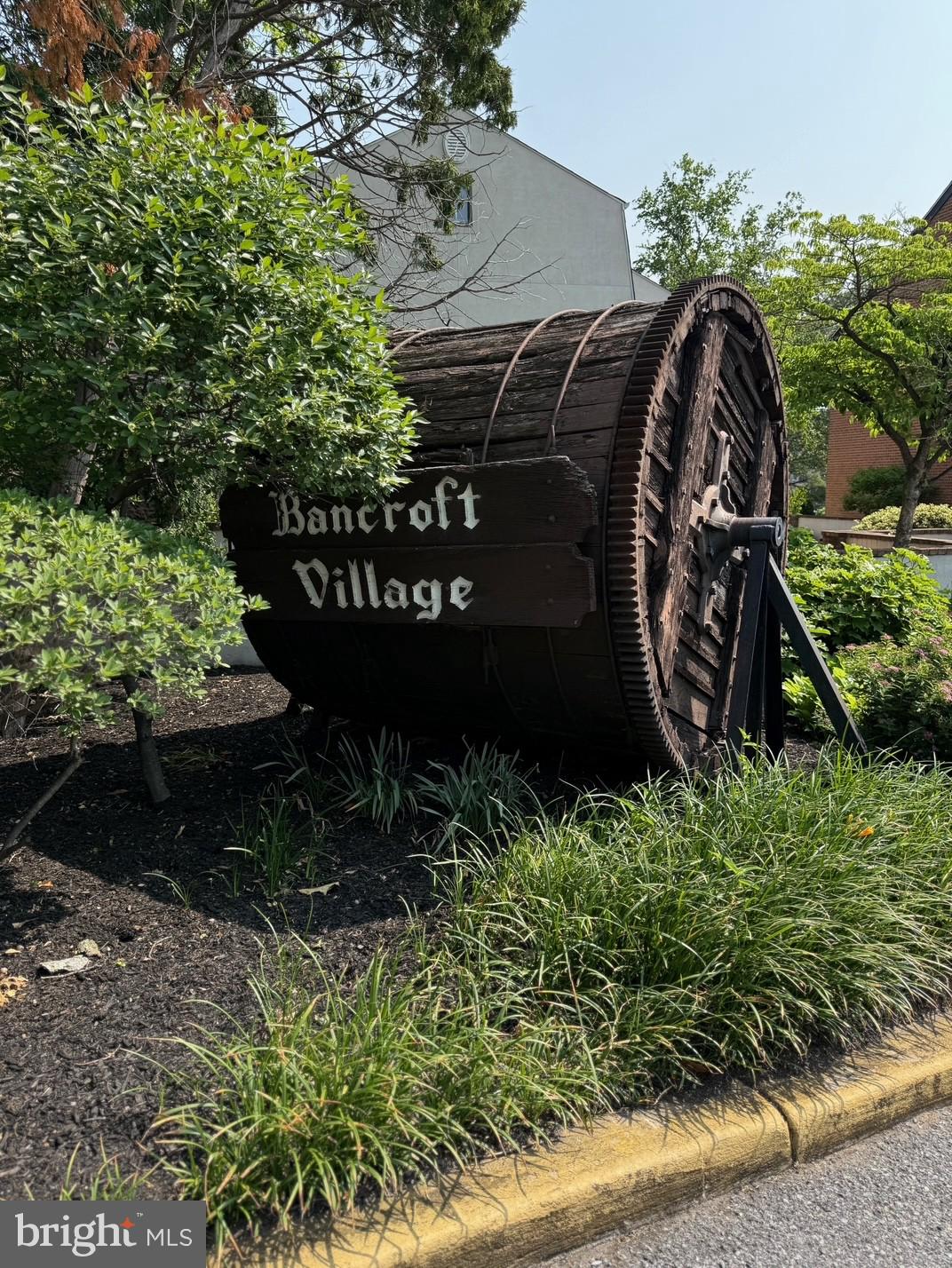 912 N BANCROFT PKY