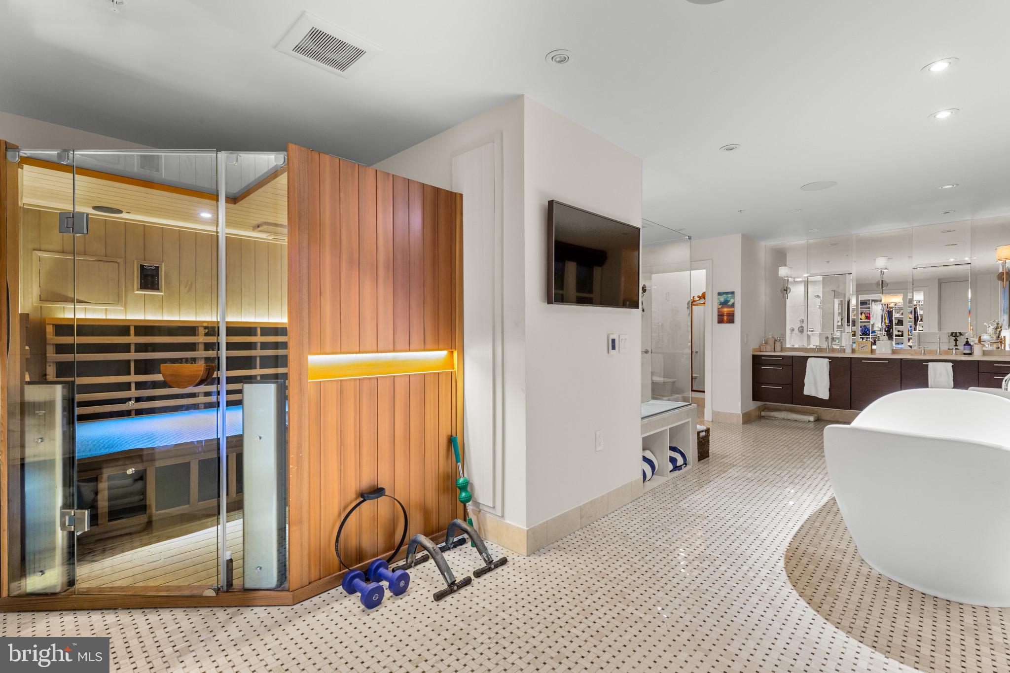 THE RITZ-CARLTON RESIDENCES - Residential