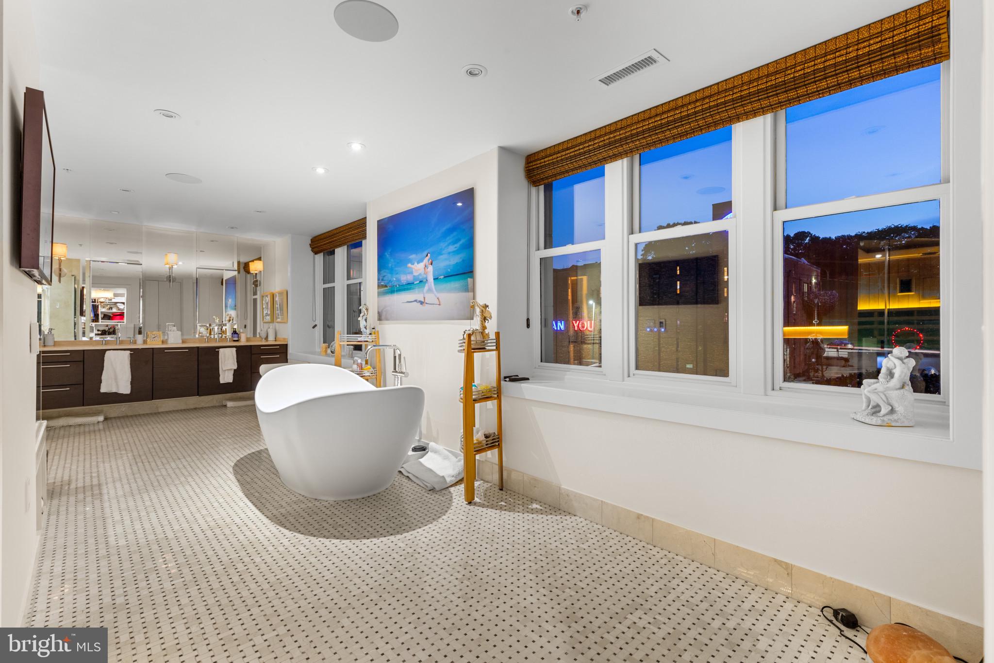 THE RITZ-CARLTON RESIDENCES - Residential