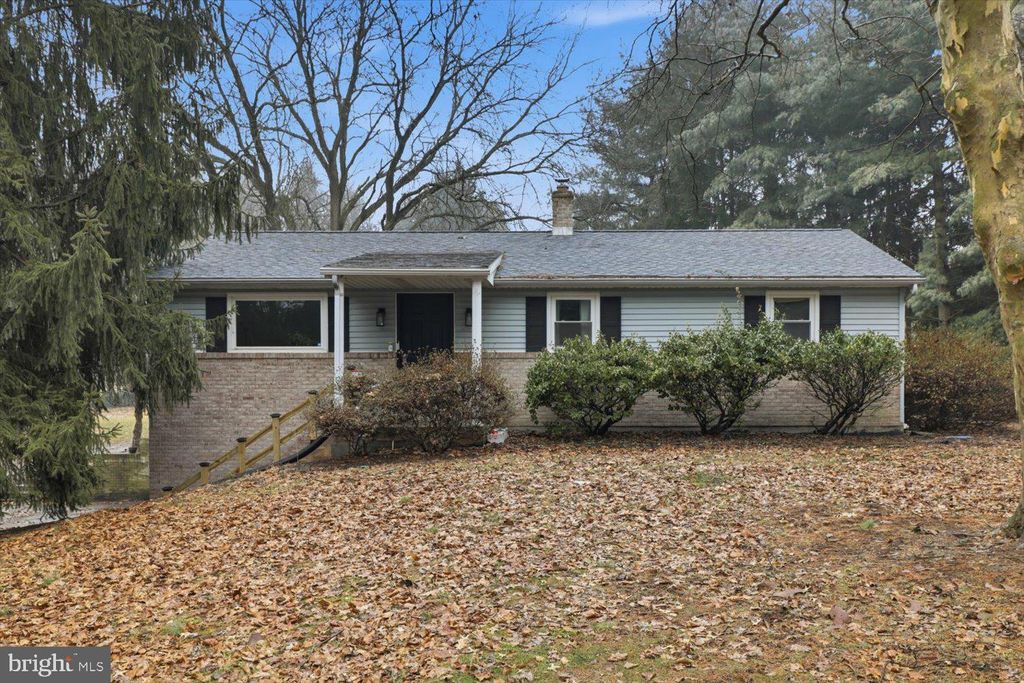 Photo of 15 Catalina Drive, MOUNT WOLF, PA 17347 (MLS # PAYK2096396)
