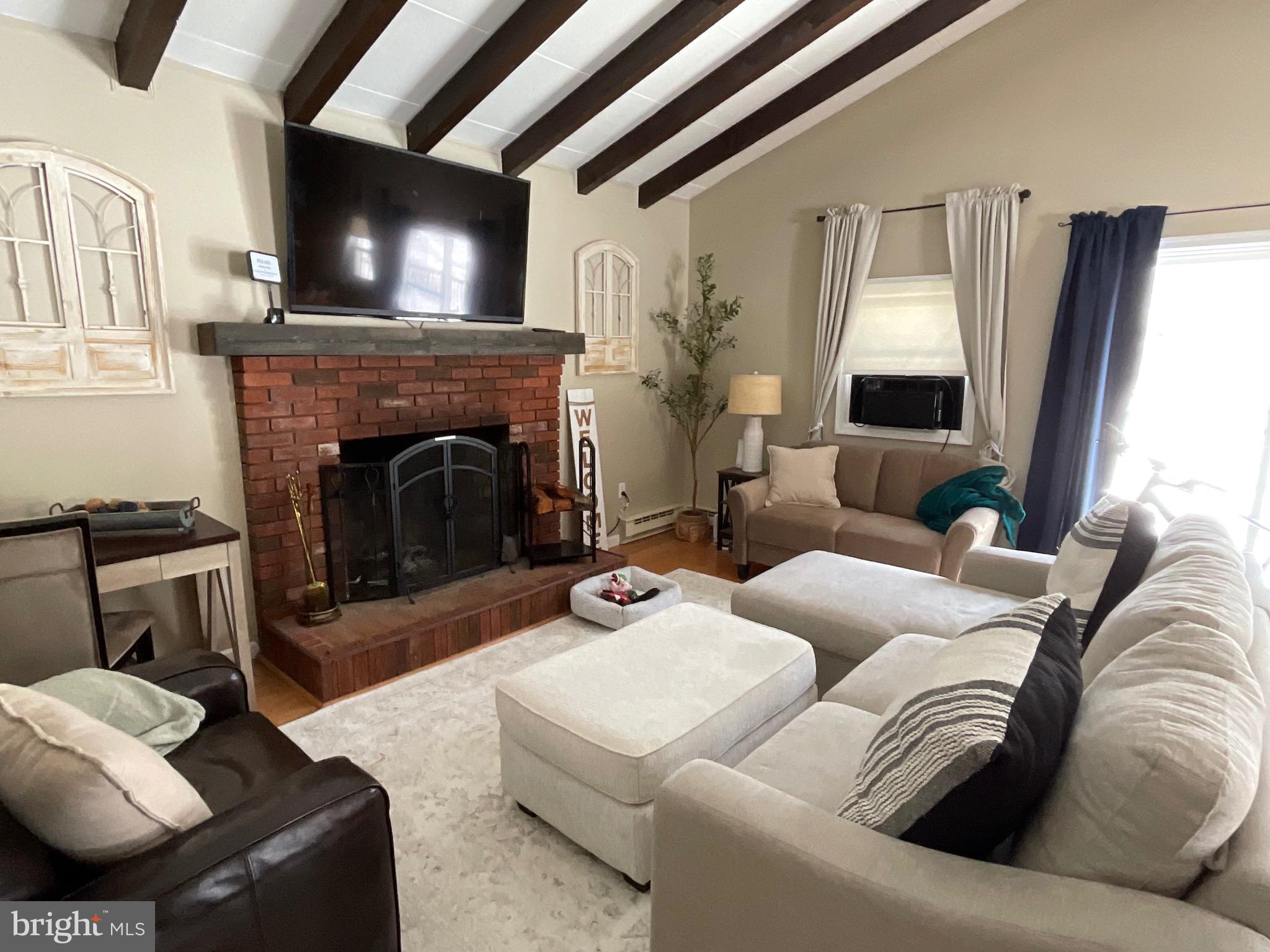 ARROWHEAD  LAKES - Residential