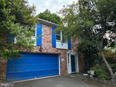 Photo of 6144 Chesterbrook Road, MCLEAN, VA 22101 (MLS # VAFX2280464)