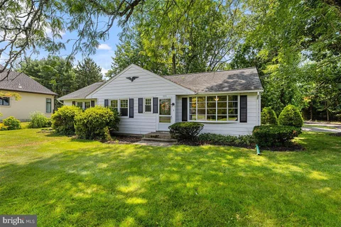 521 Village Rd W, Princeton Junction, NJ 08550 - MLS#: NJME2081450