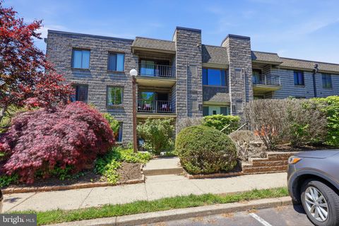 Photo of 265 E Village Road, HOLLAND, PA 18966 (MLS # PABU2121156)