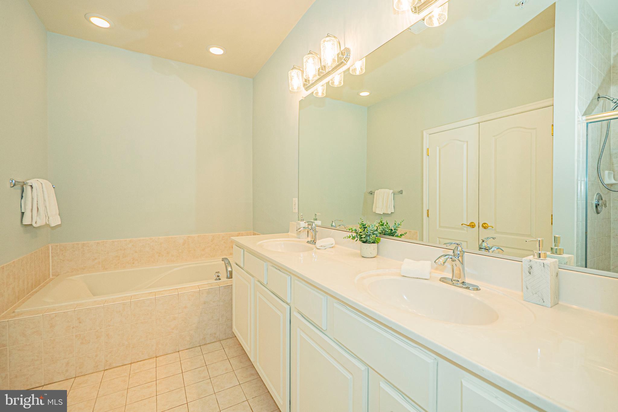 HIDDEN CREEK - Residential