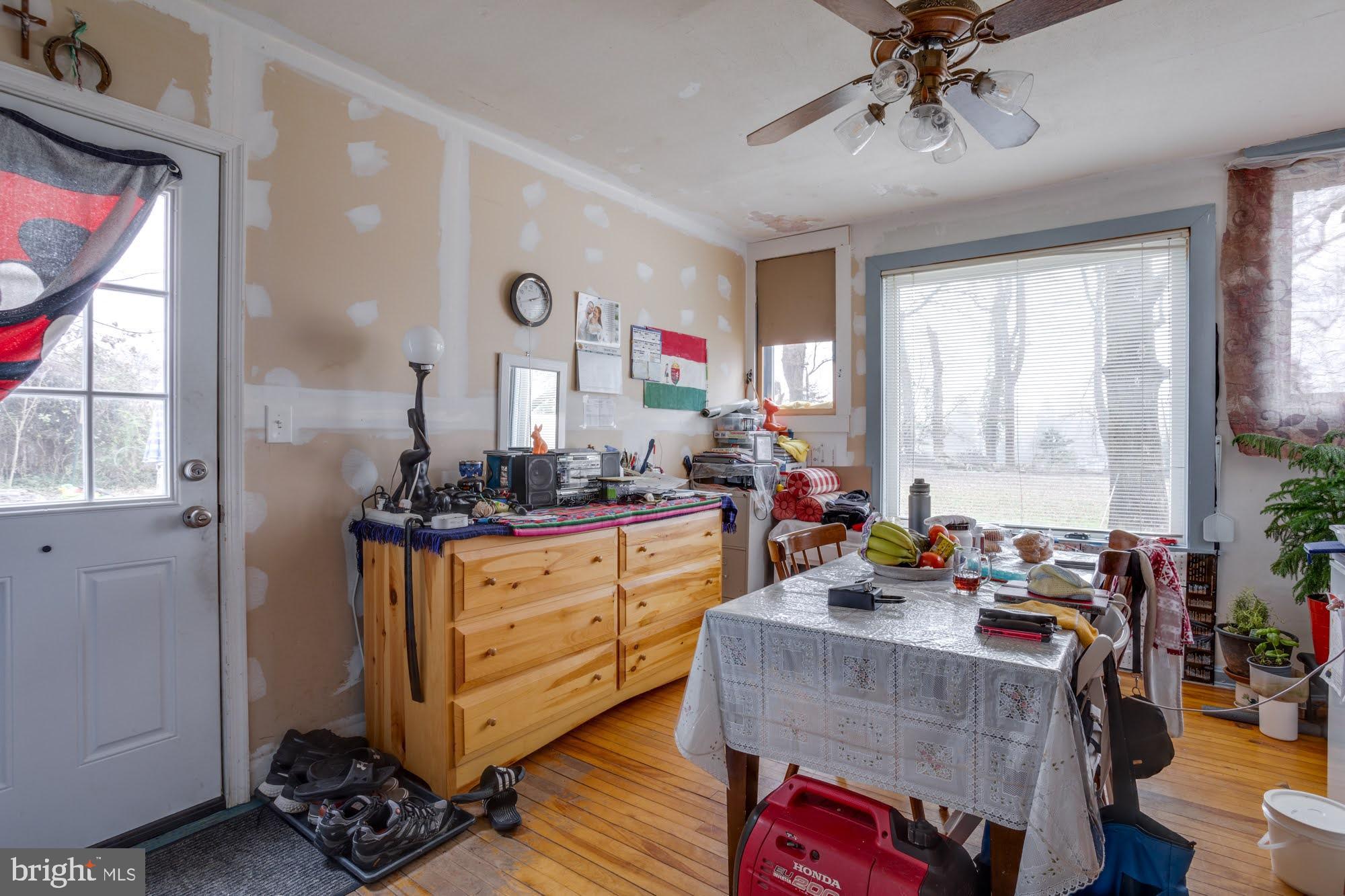 ANNANDALE ACRES - Residential