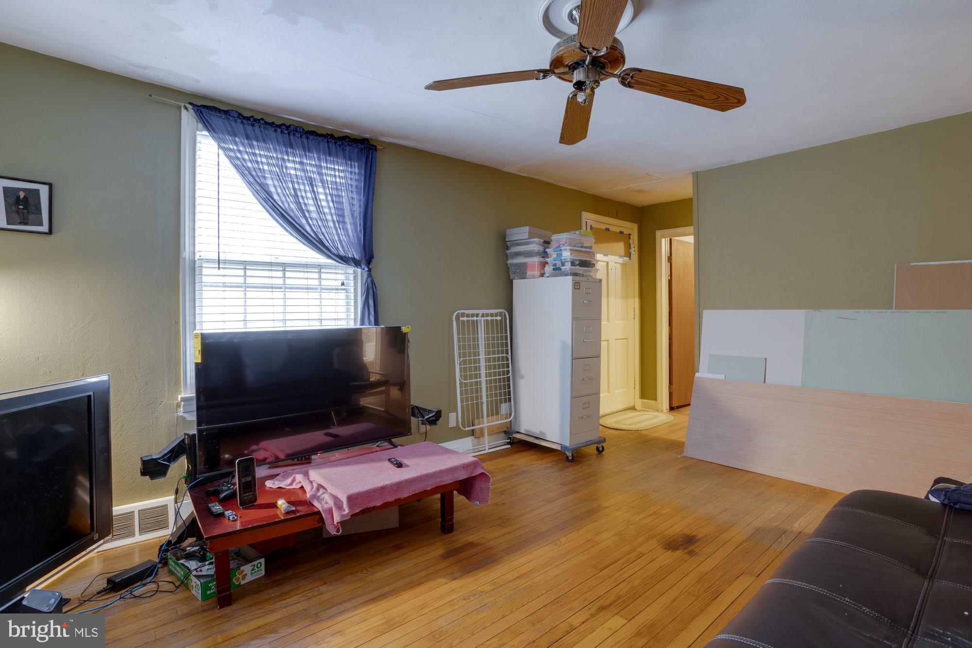 ANNANDALE ACRES - Residential