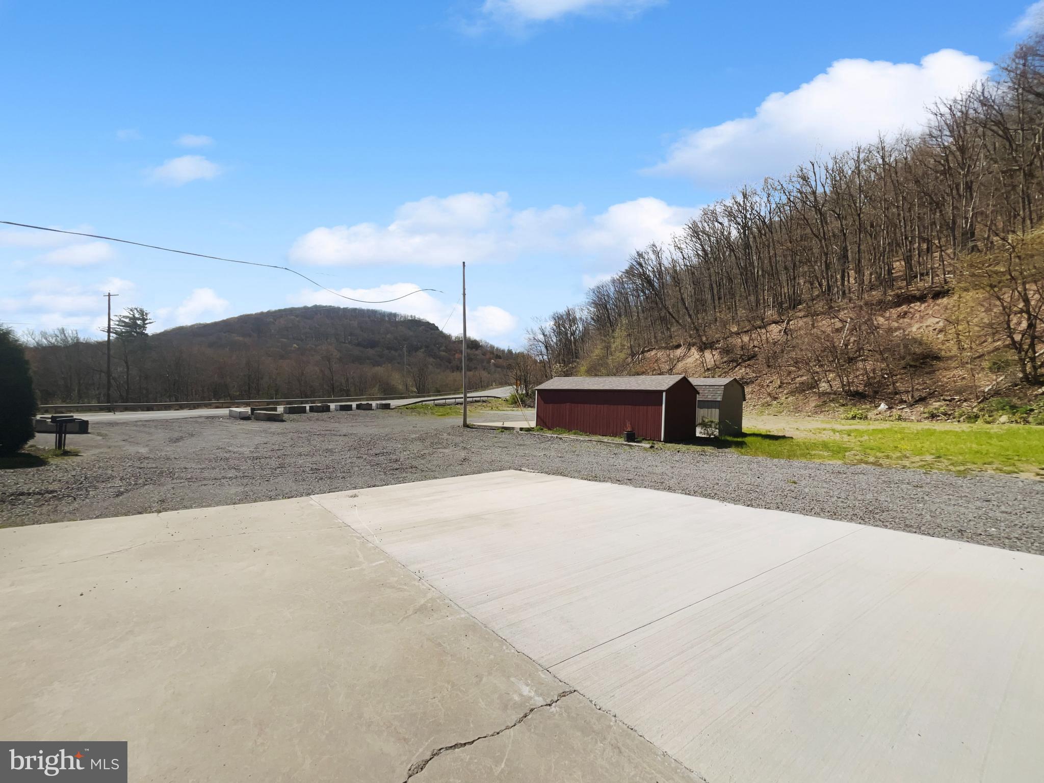 HOMETOWN - Commercial Sale