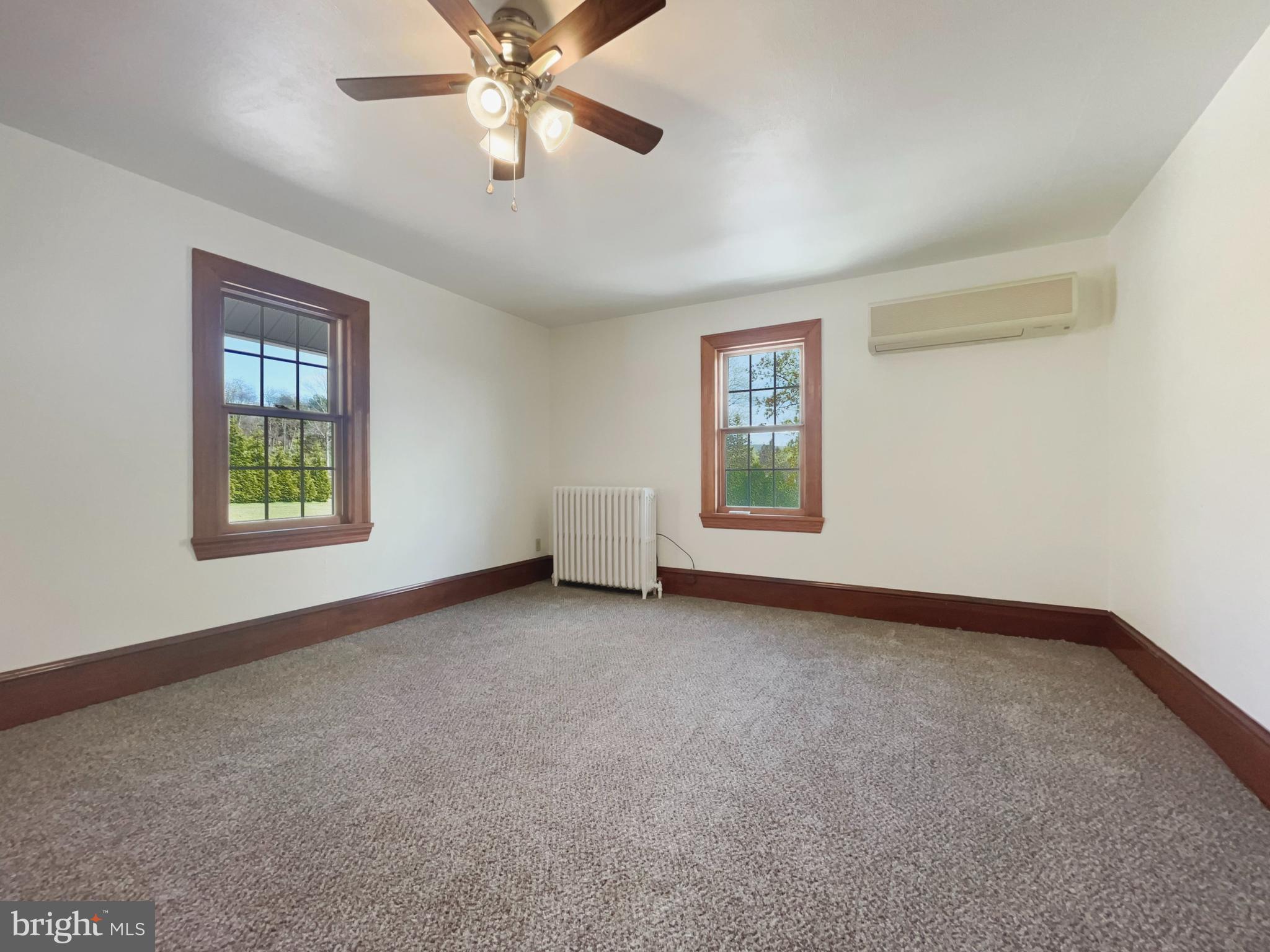 HOMETOWN - Commercial Sale