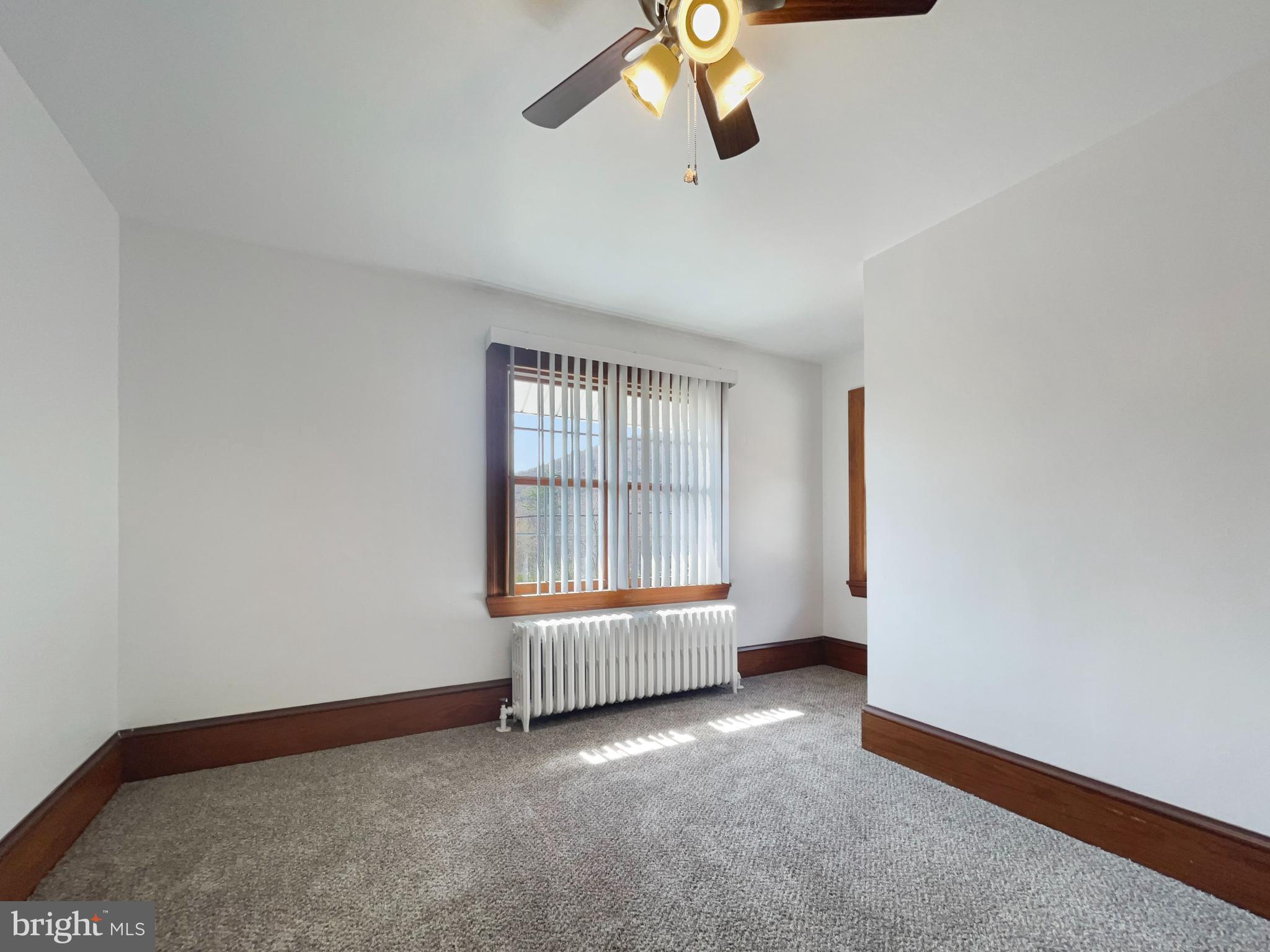 HOMETOWN - Commercial Sale