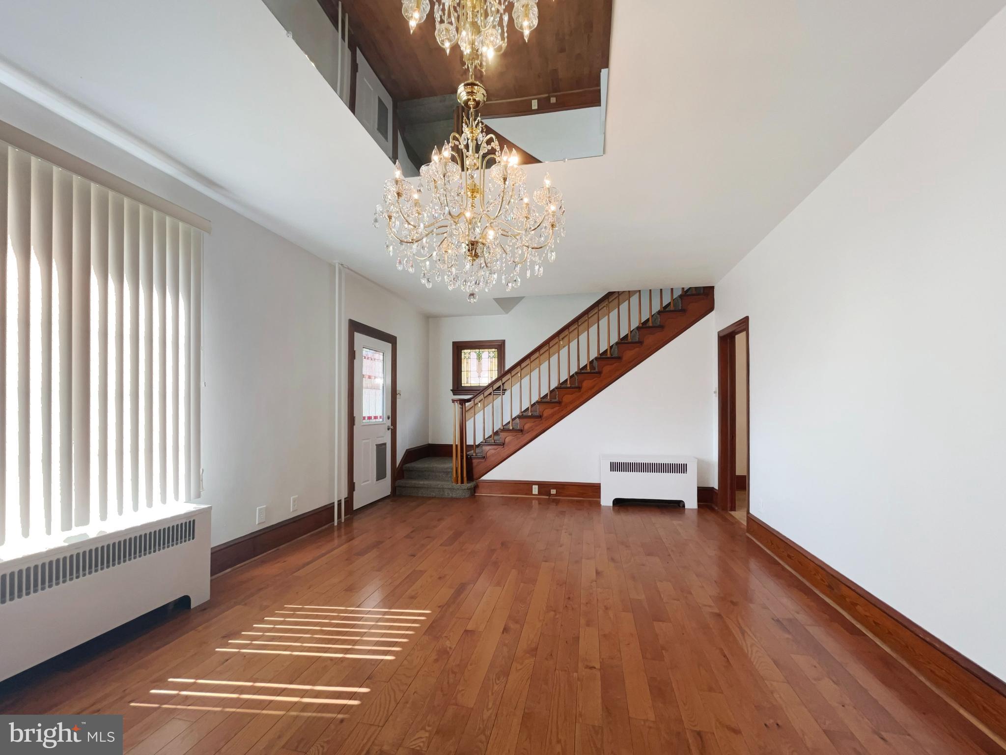 HOMETOWN - Commercial Sale