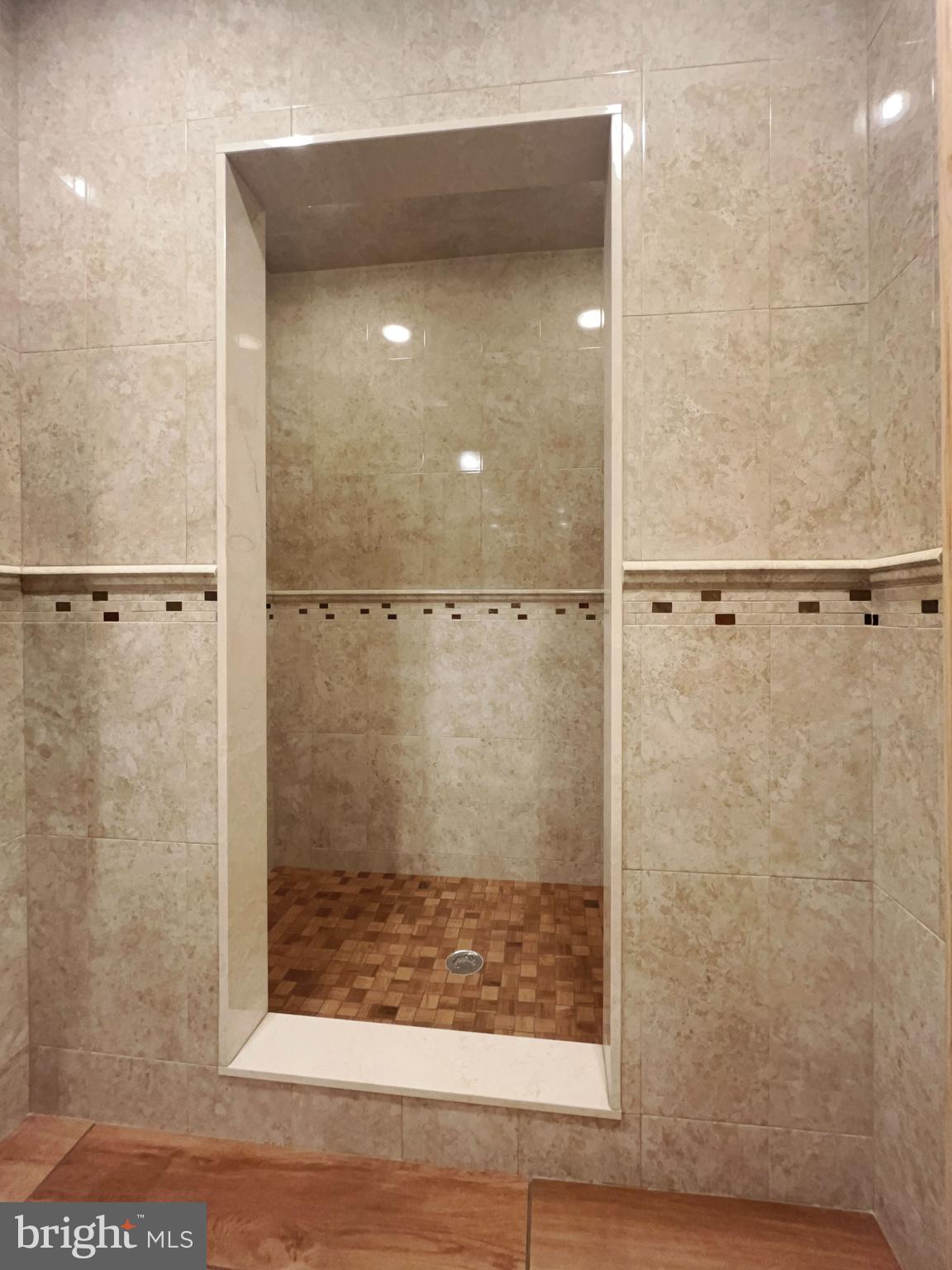 HOMETOWN - Commercial Sale