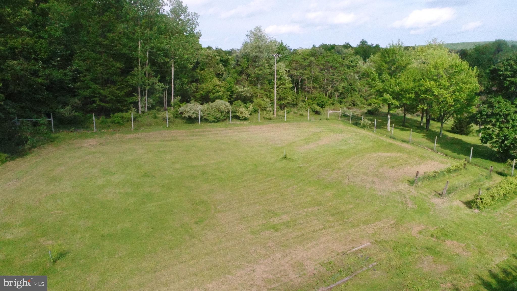 HOMETOWN - Commercial Sale