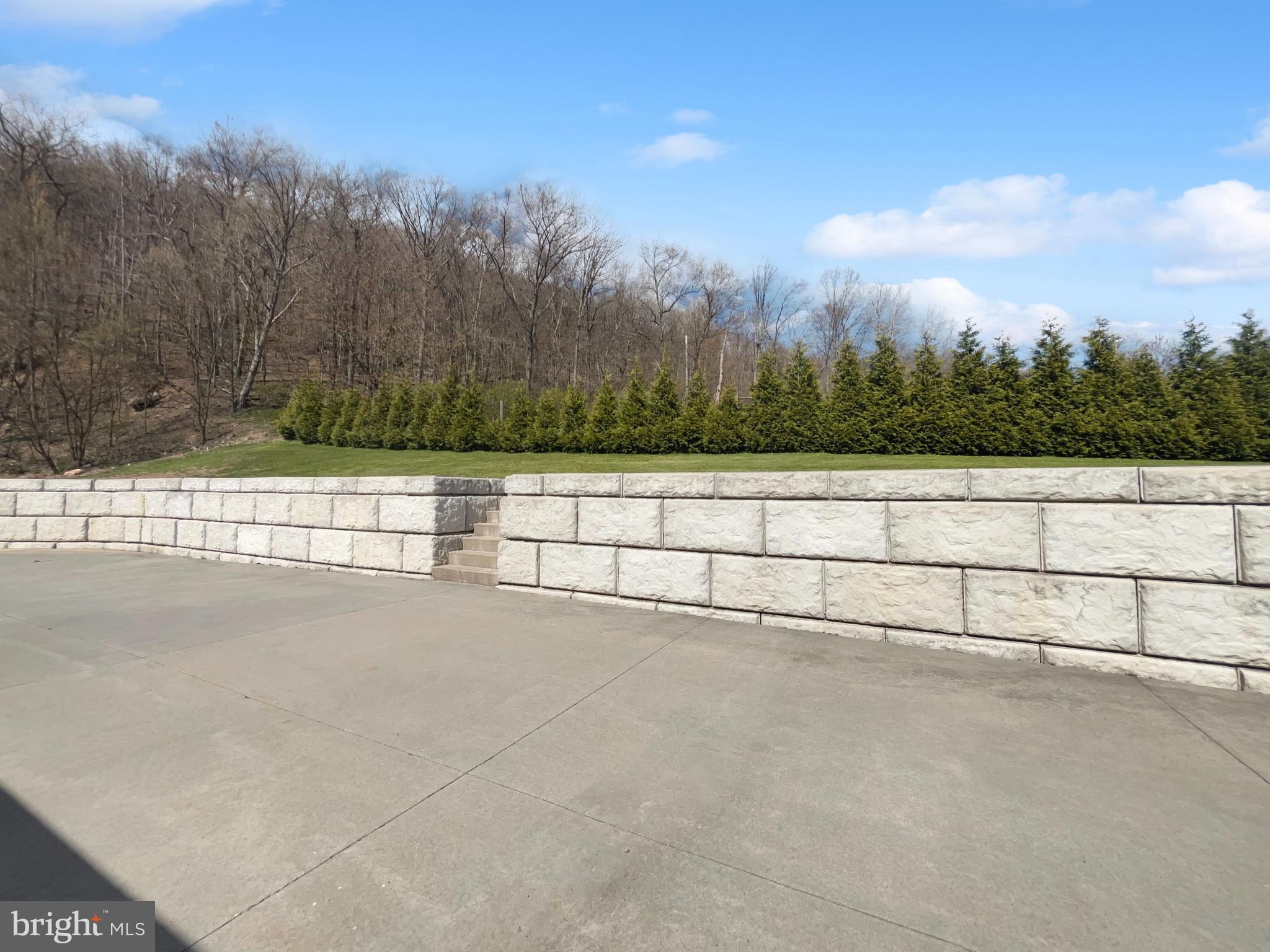 HOMETOWN - Commercial Sale