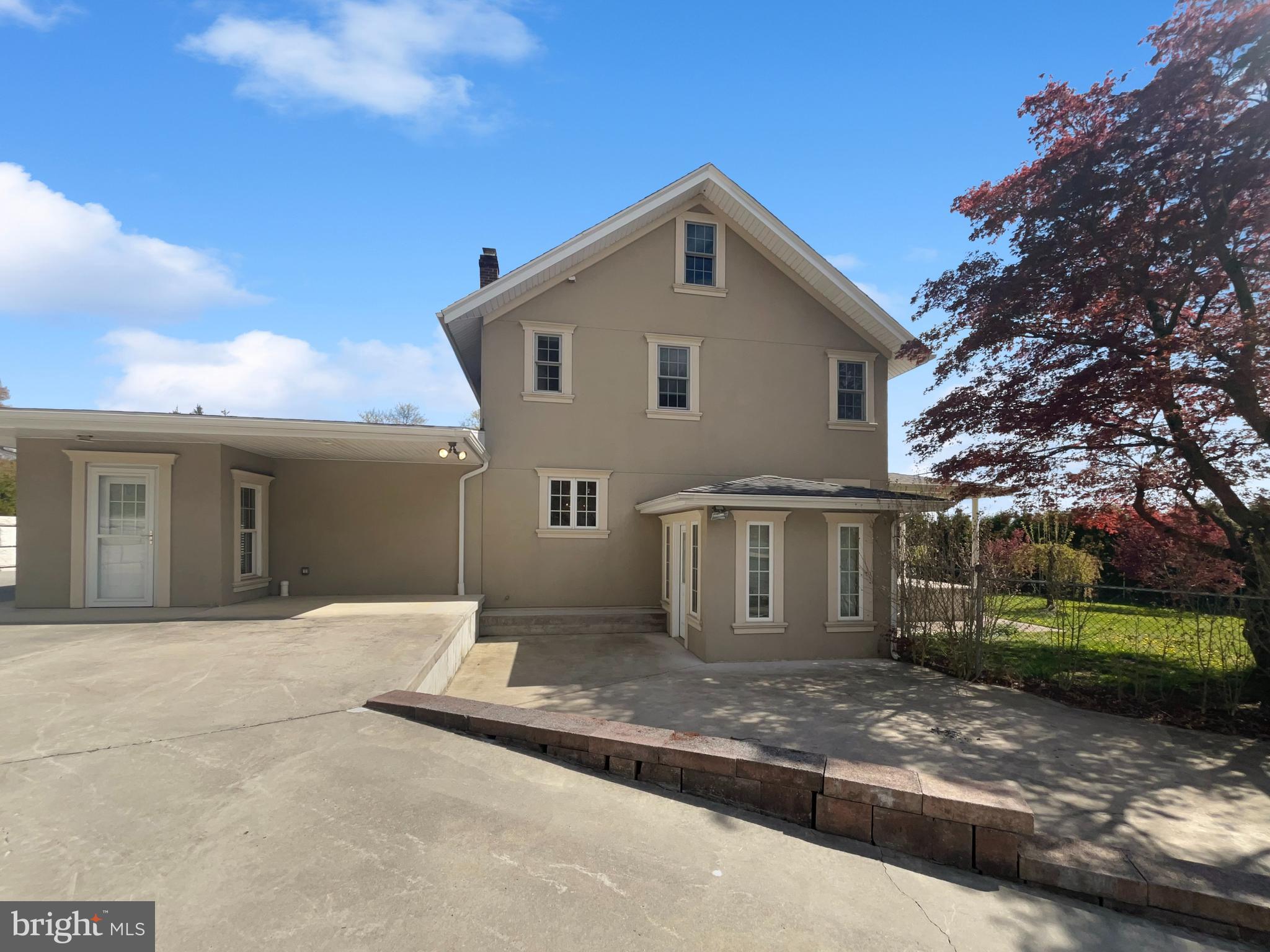 HOMETOWN - Commercial Sale