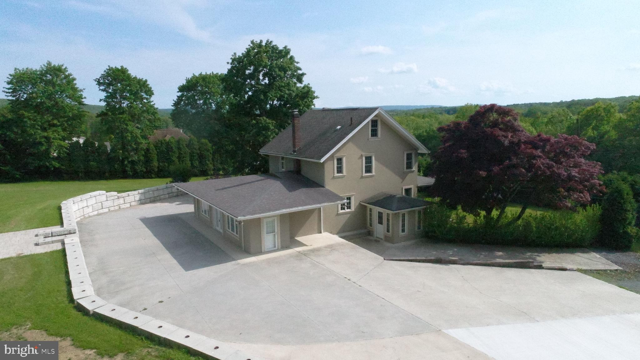 HOMETOWN - Commercial Sale