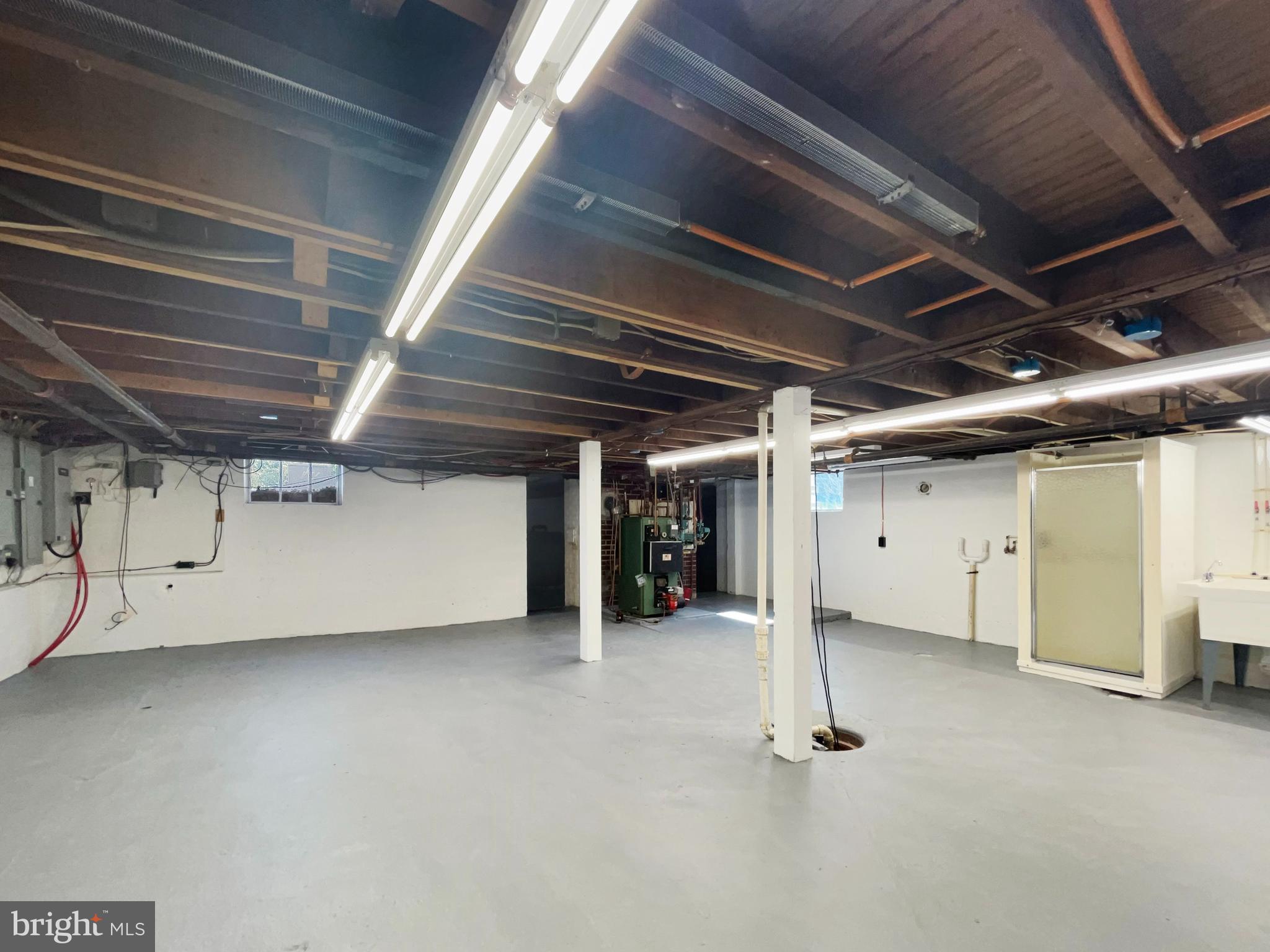 HOMETOWN - Commercial Sale