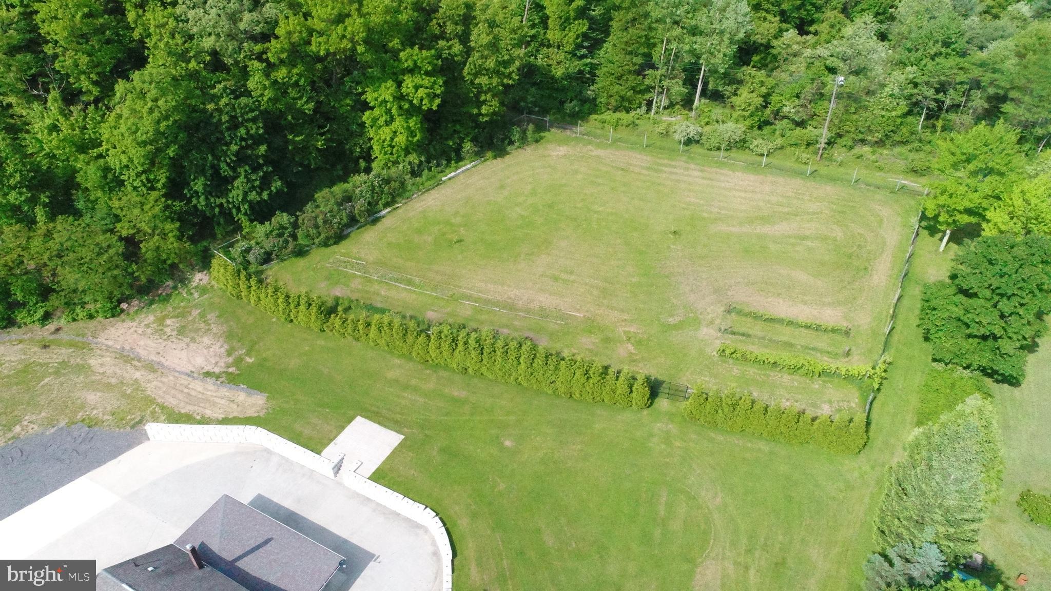 HOMETOWN - Commercial Sale