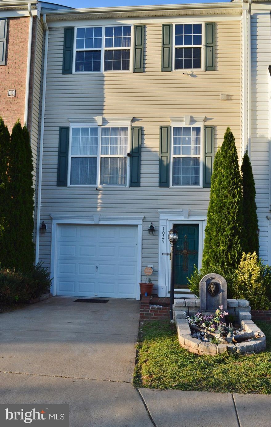 Lovely Townhome with Lake views! Available for rent August 1, 2020 in Lakeview . Home includes 3 bedrooms 2.5 baths. Hardwood floors in the kitchen and fully fenced backyard.