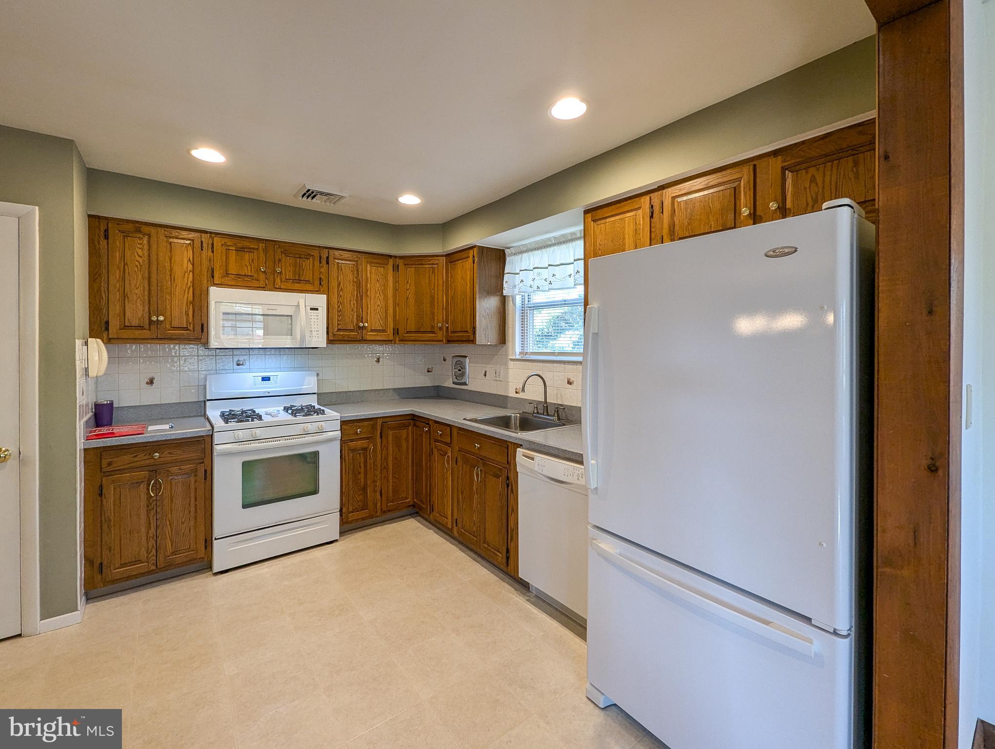 COUNTRY MEADOWS - Residential