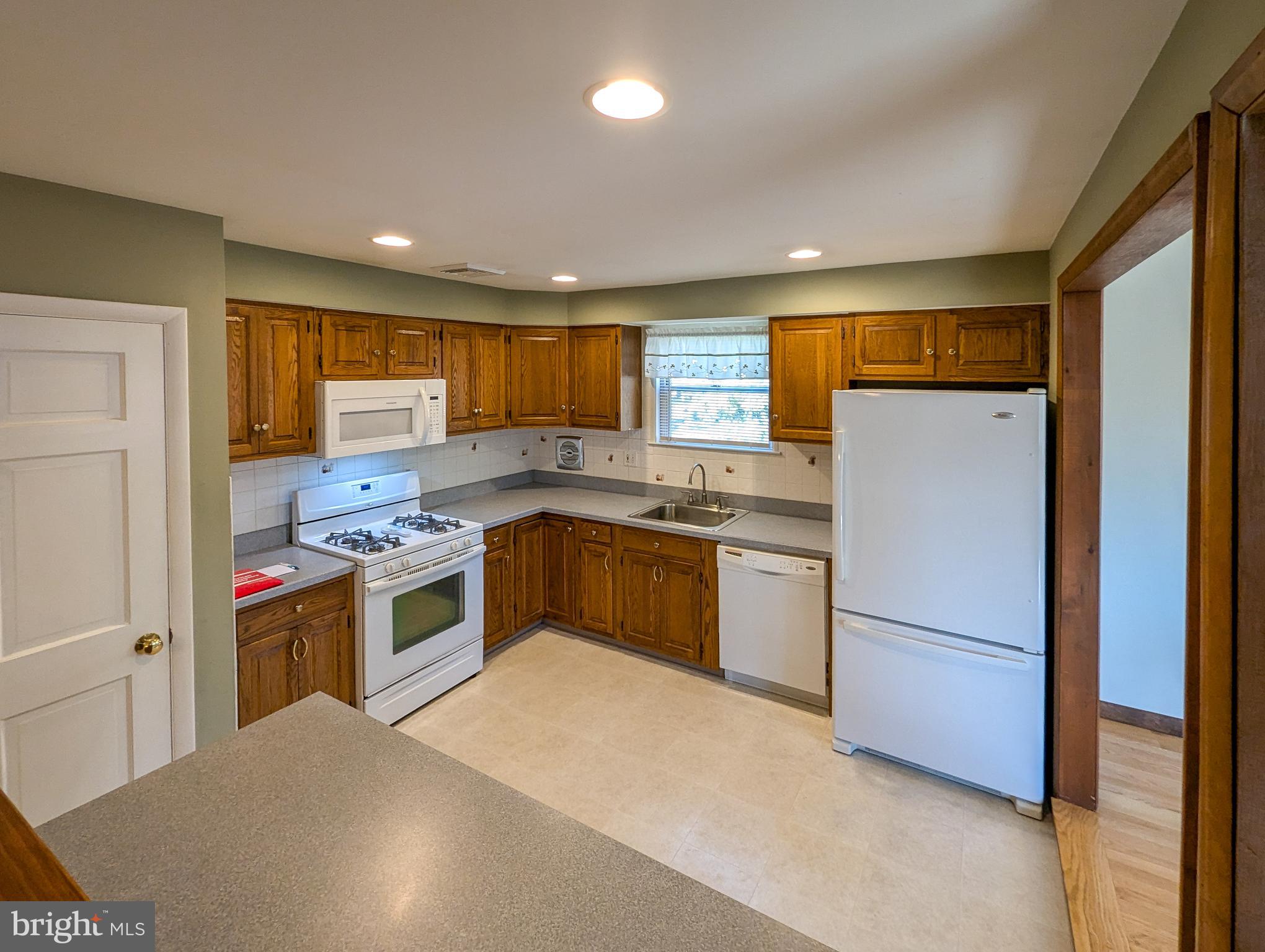 COUNTRY MEADOWS - Residential