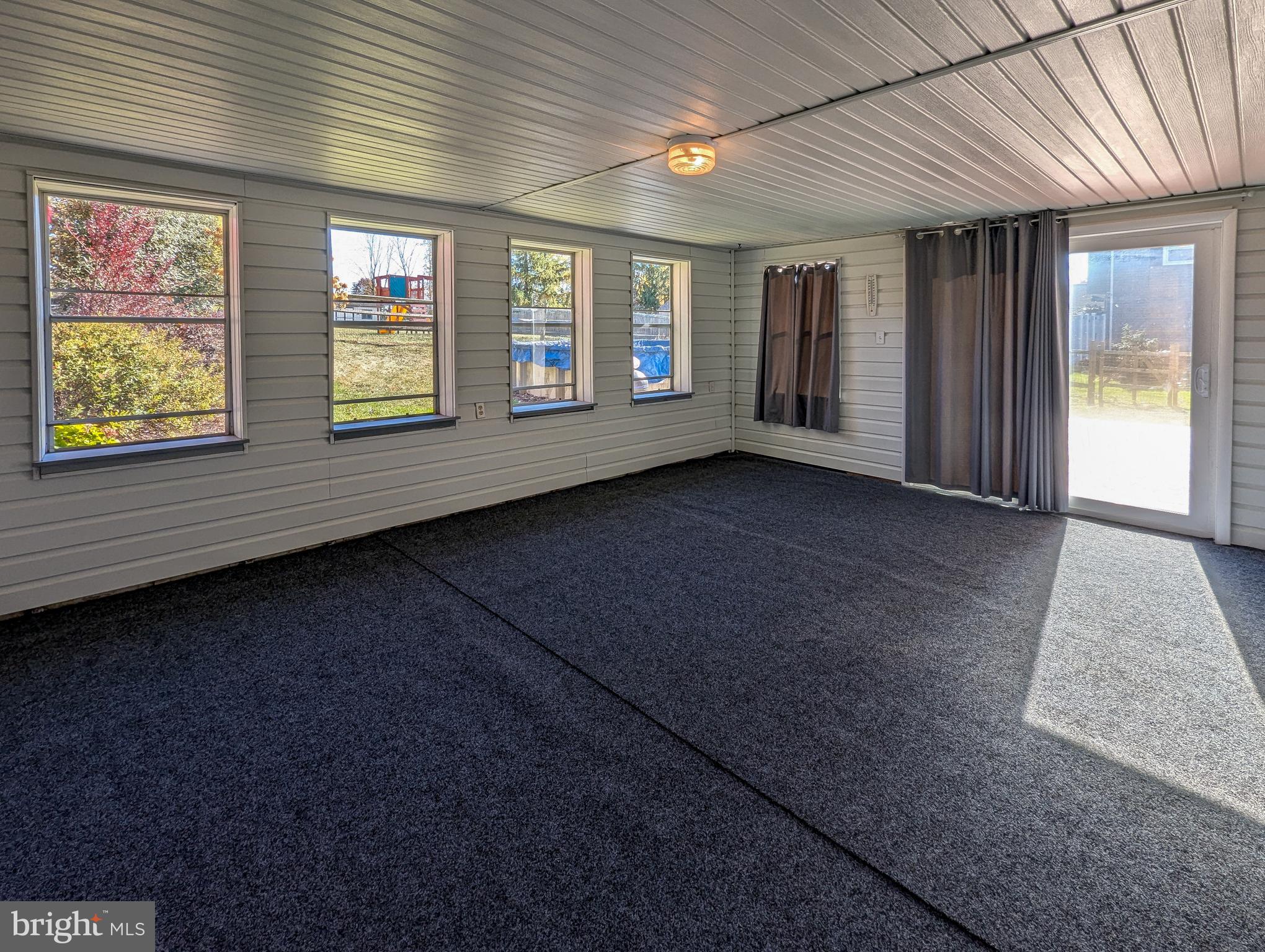 COUNTRY MEADOWS - Residential