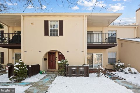 318 OLD FORGE XING 318 DEVON PA 19333