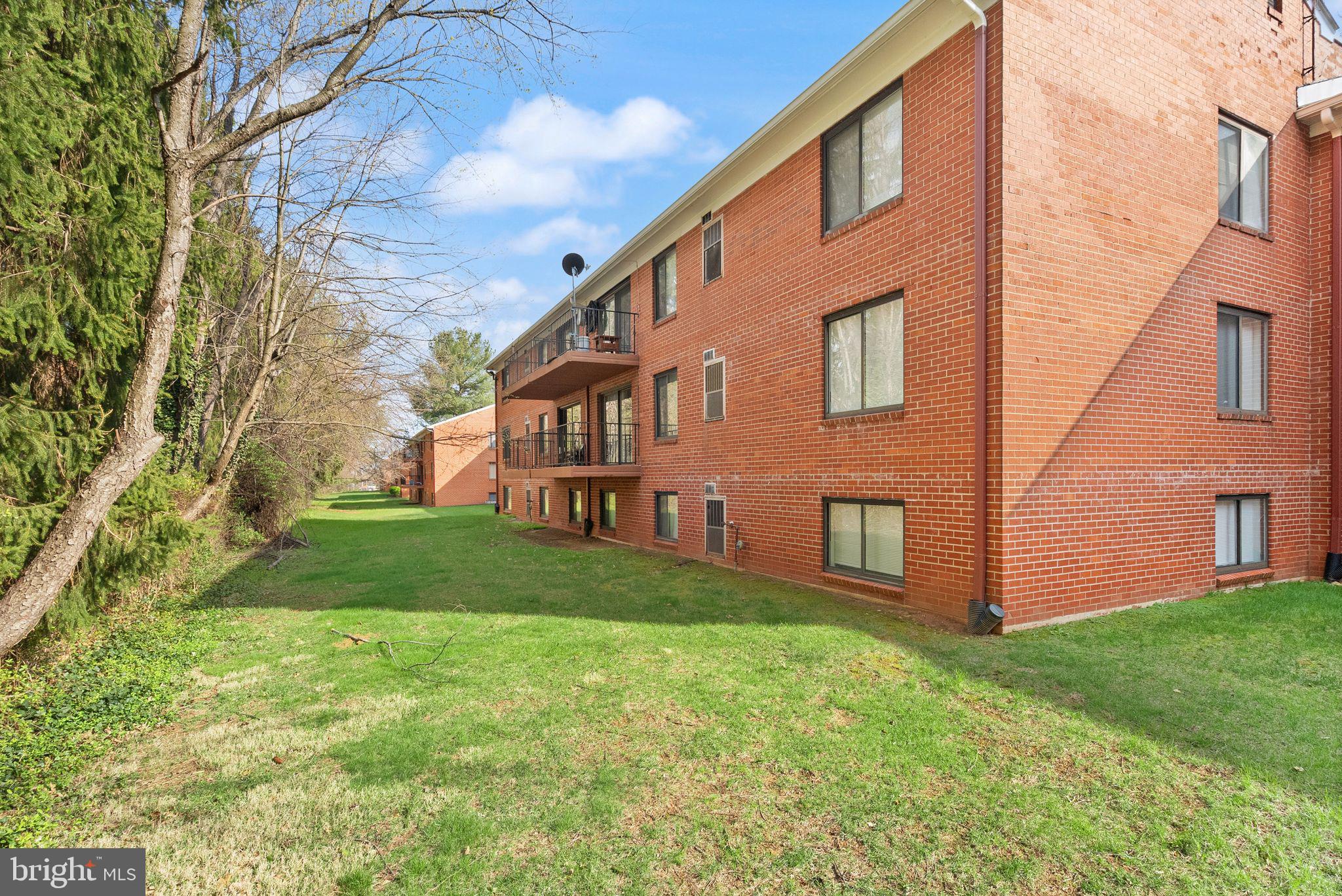 COUNTRY CLUB GREEN - Residential