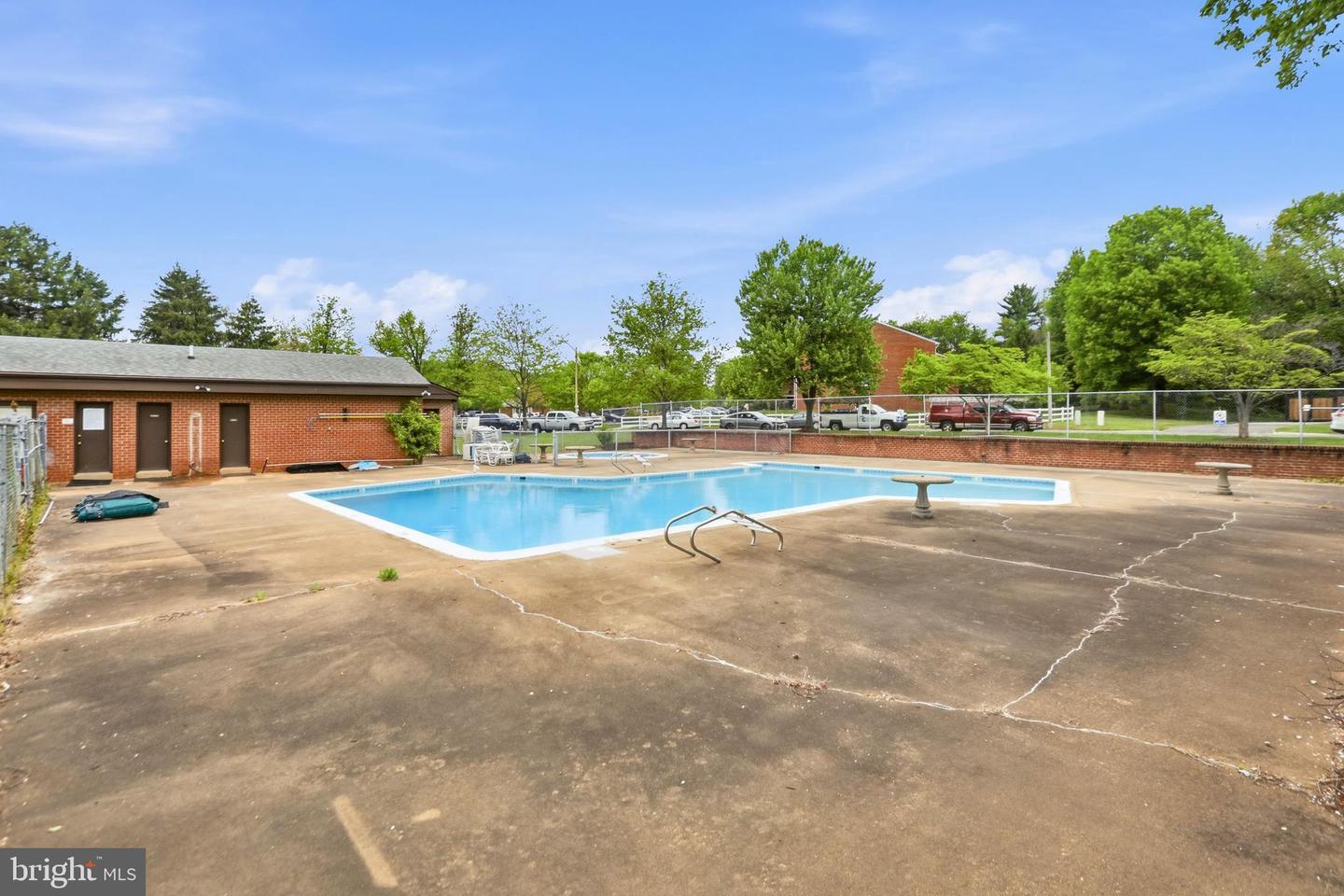 COUNTRY CLUB GREEN - Residential