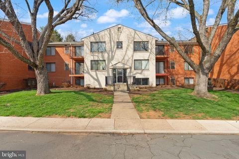 Condo For Sale - 125 Clubhouse Drive #11<br/> LEESBURG, VA 20175