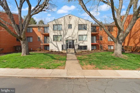 125 Clubhouse Drive SW Unit 11, Leesburg, VA 20175 - MLS#: VALO2119258