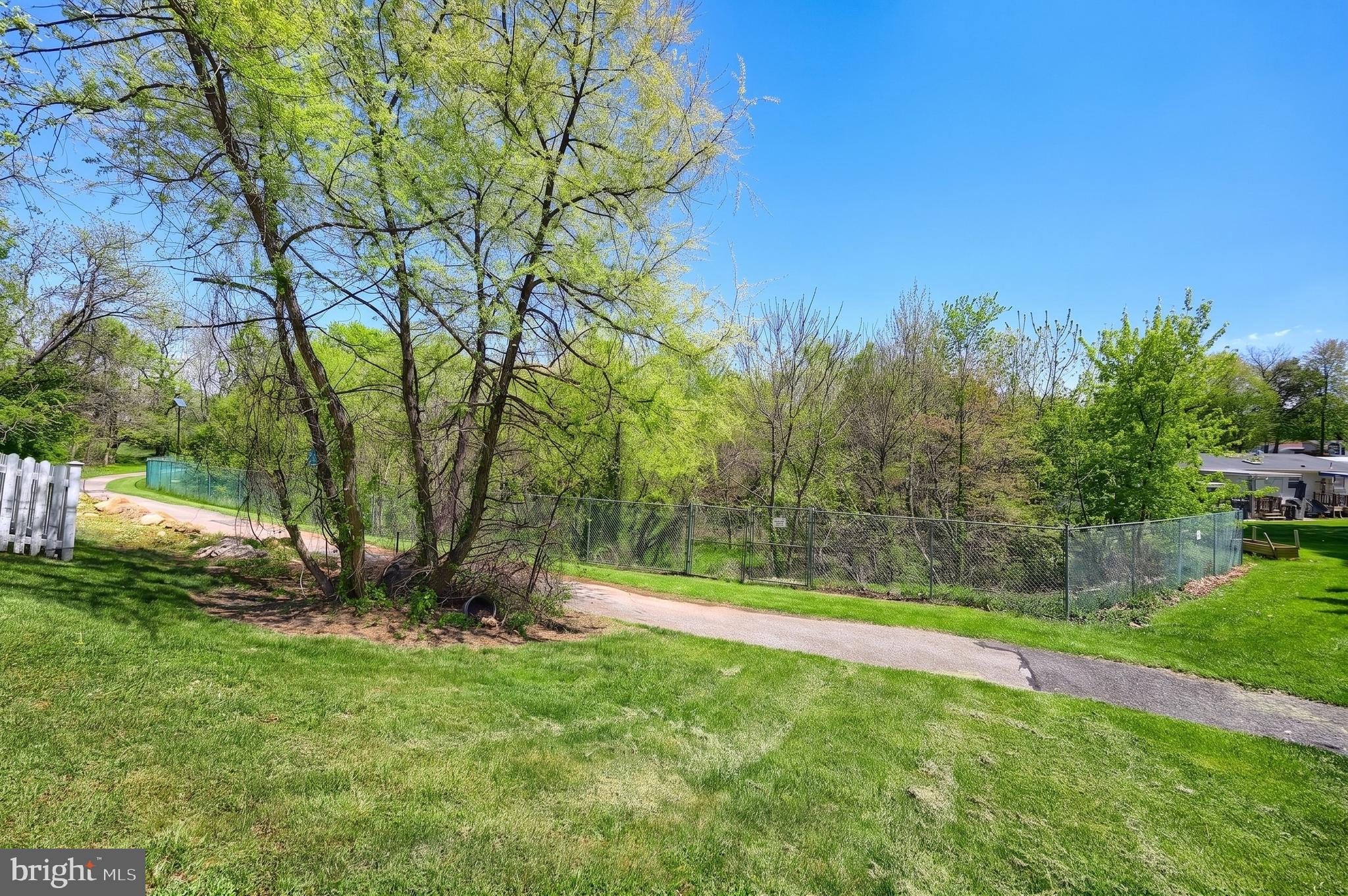 HAMPTON WOODS - Residential